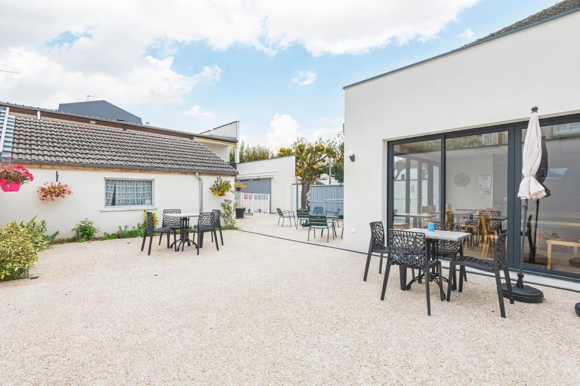 Food and drinks in Logis Hotel au tambour