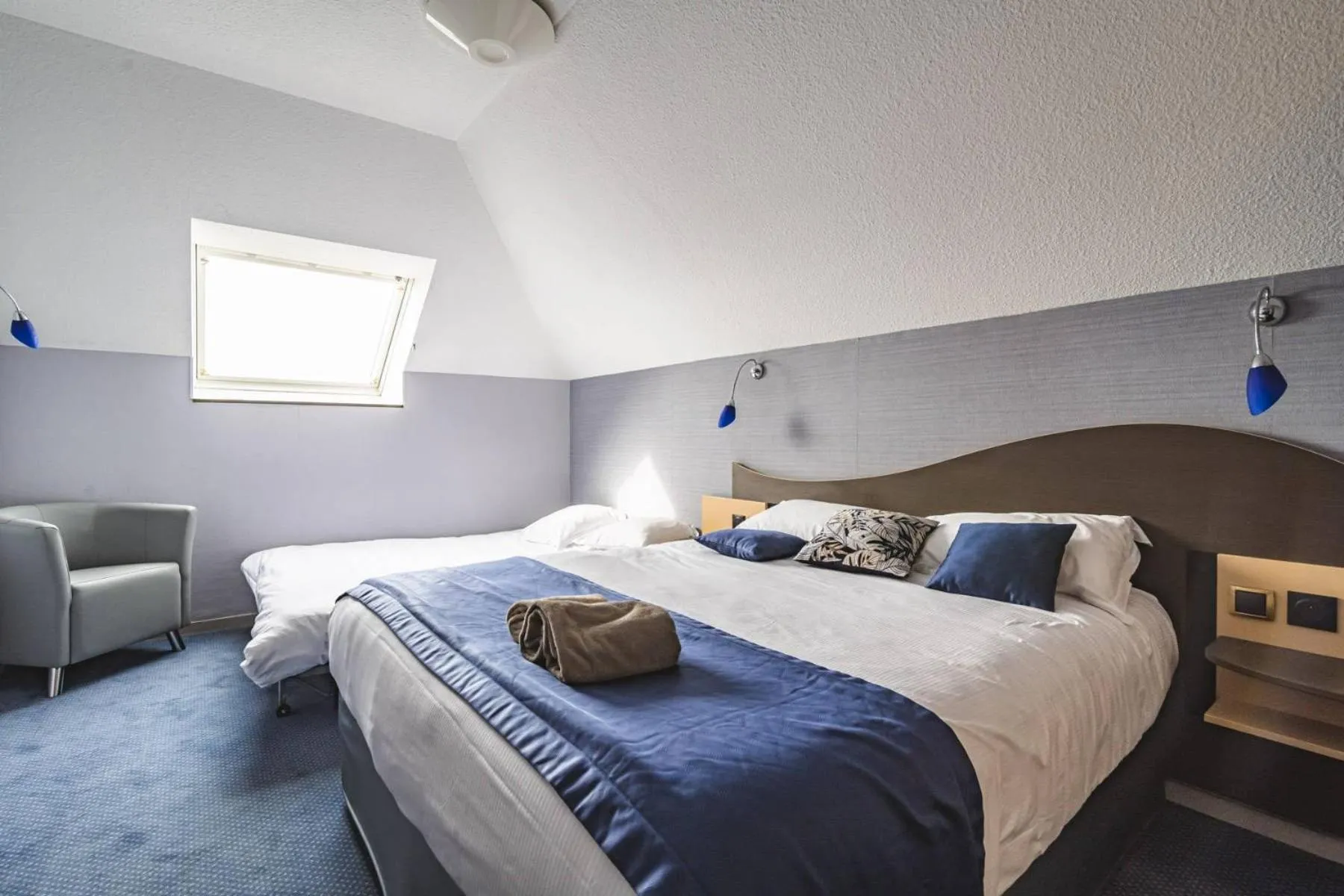 Bed in Logis Hotel au tambour