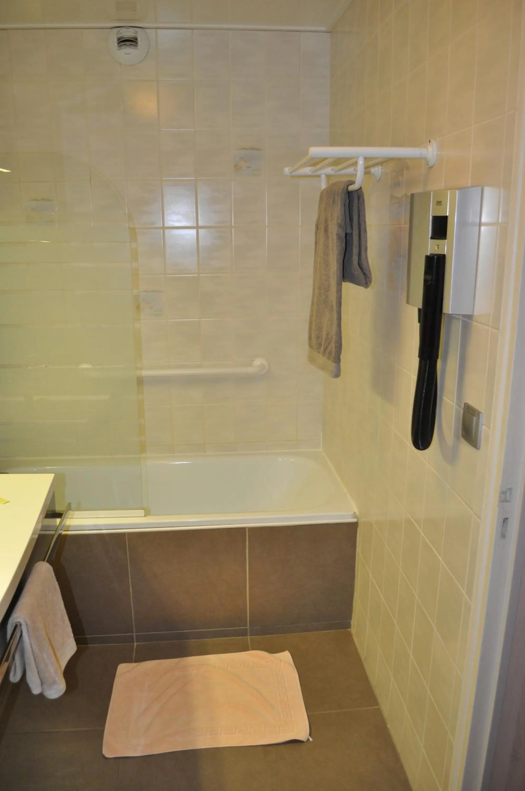 Shower in Logis Hotel au tambour