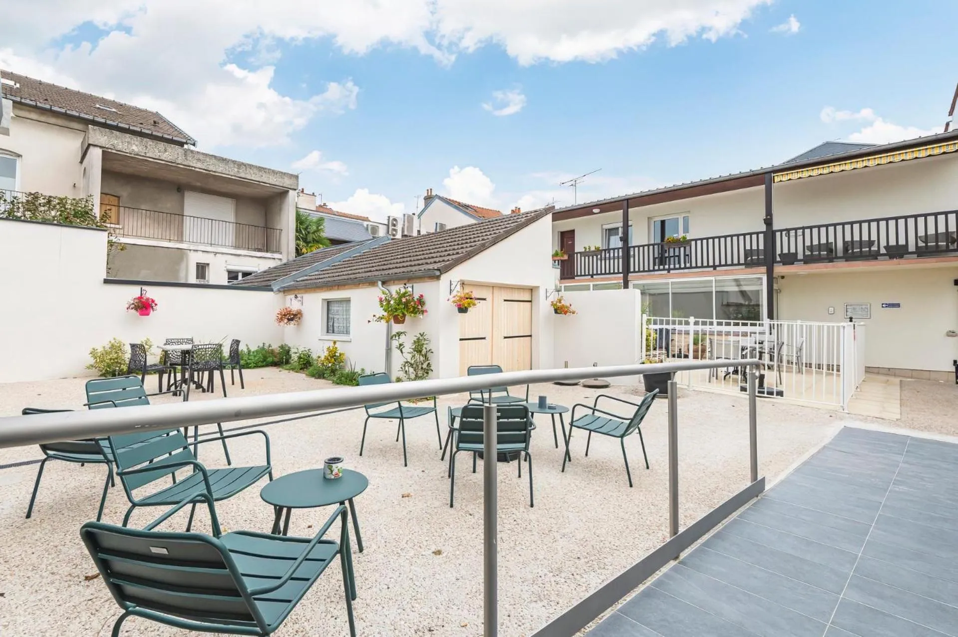 Patio in Logis Hotel au tambour