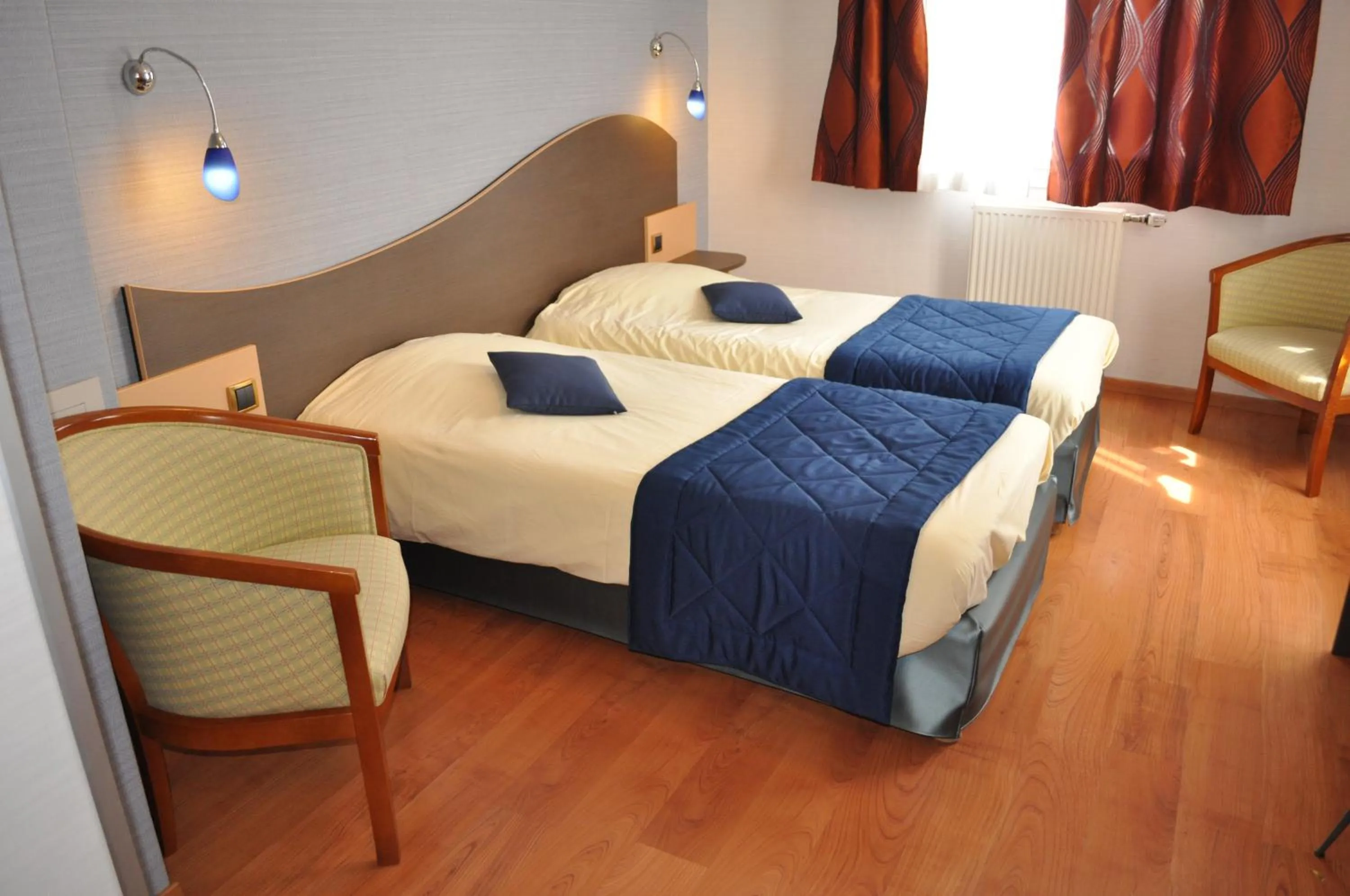 Bed in Logis Hotel au tambour