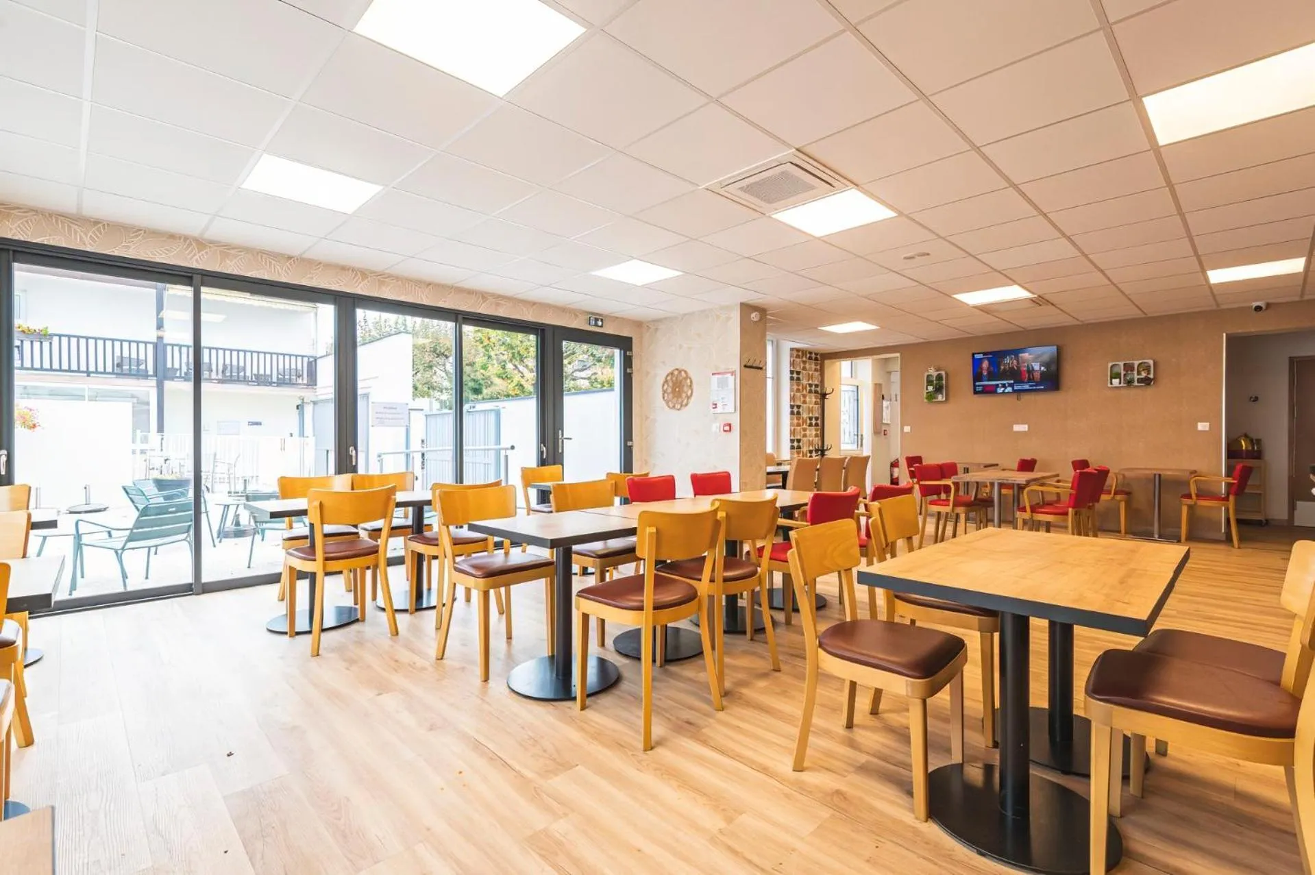 Restaurant/places to eat in Logis Hotel au tambour