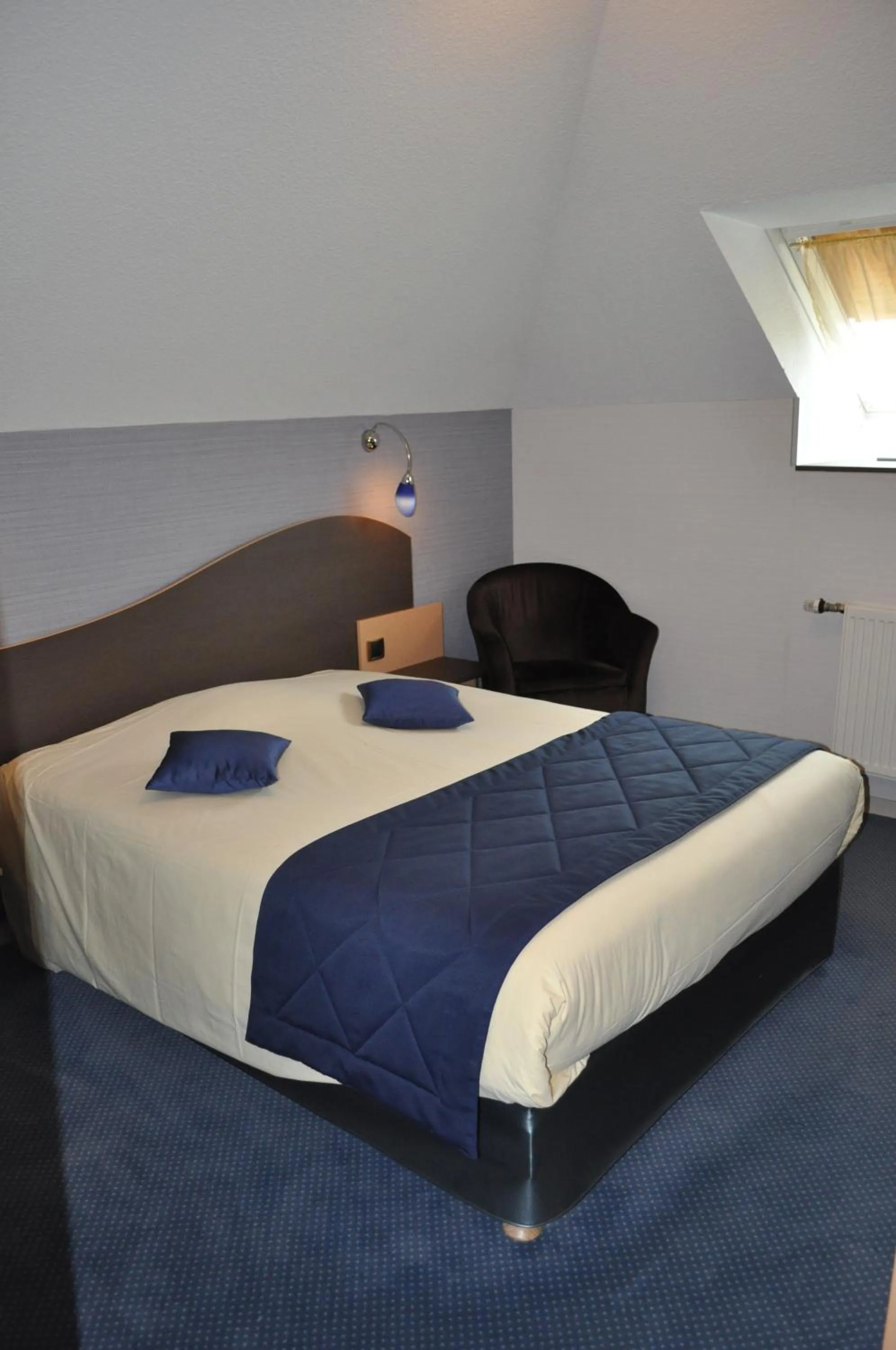 Bed in Logis Hotel au tambour