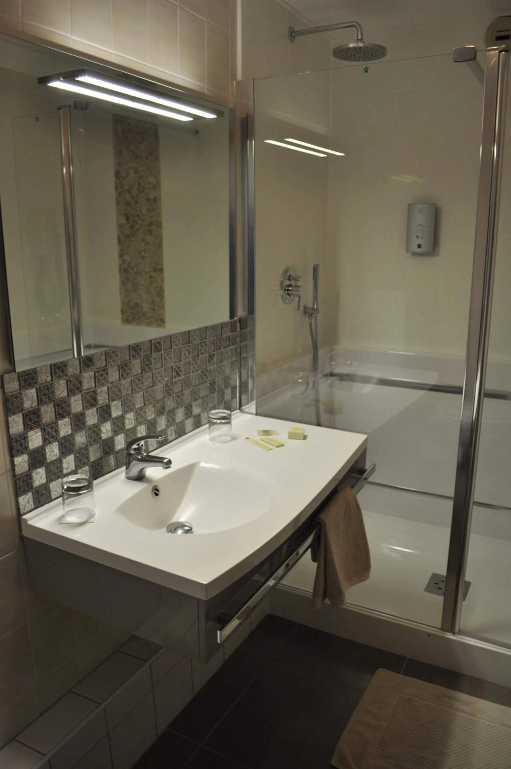 Shower in Logis Hotel au tambour