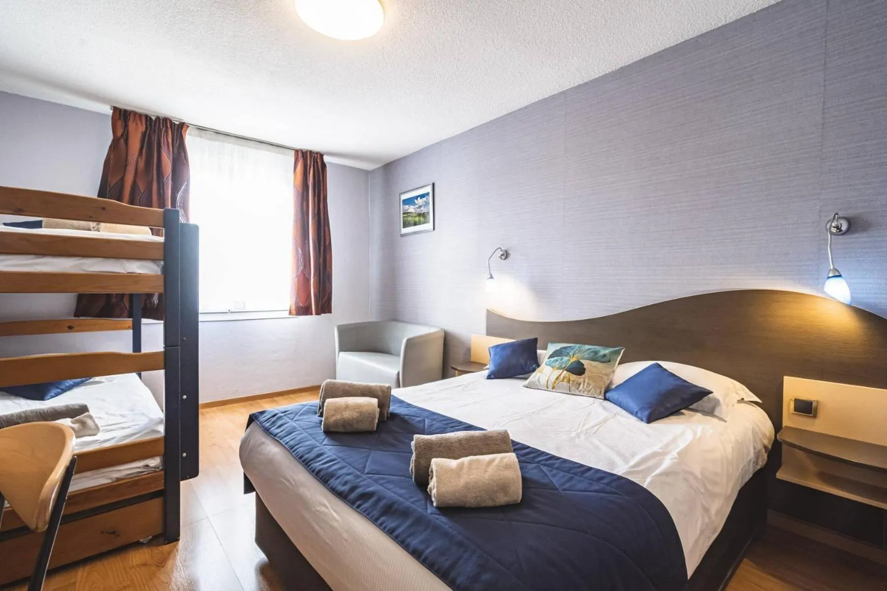 Bed in Logis Hotel au tambour