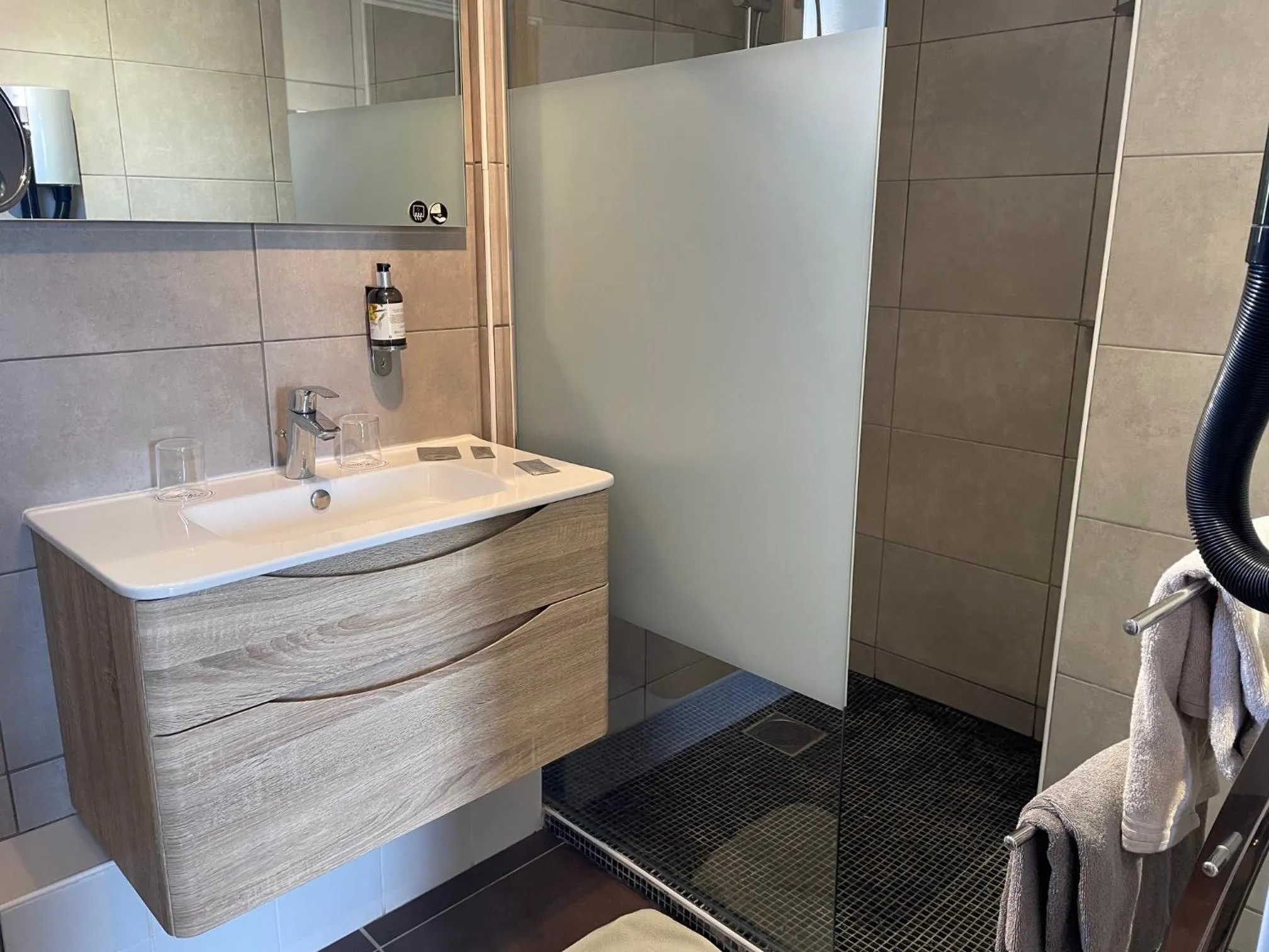 Shower in Logis Hotel au tambour