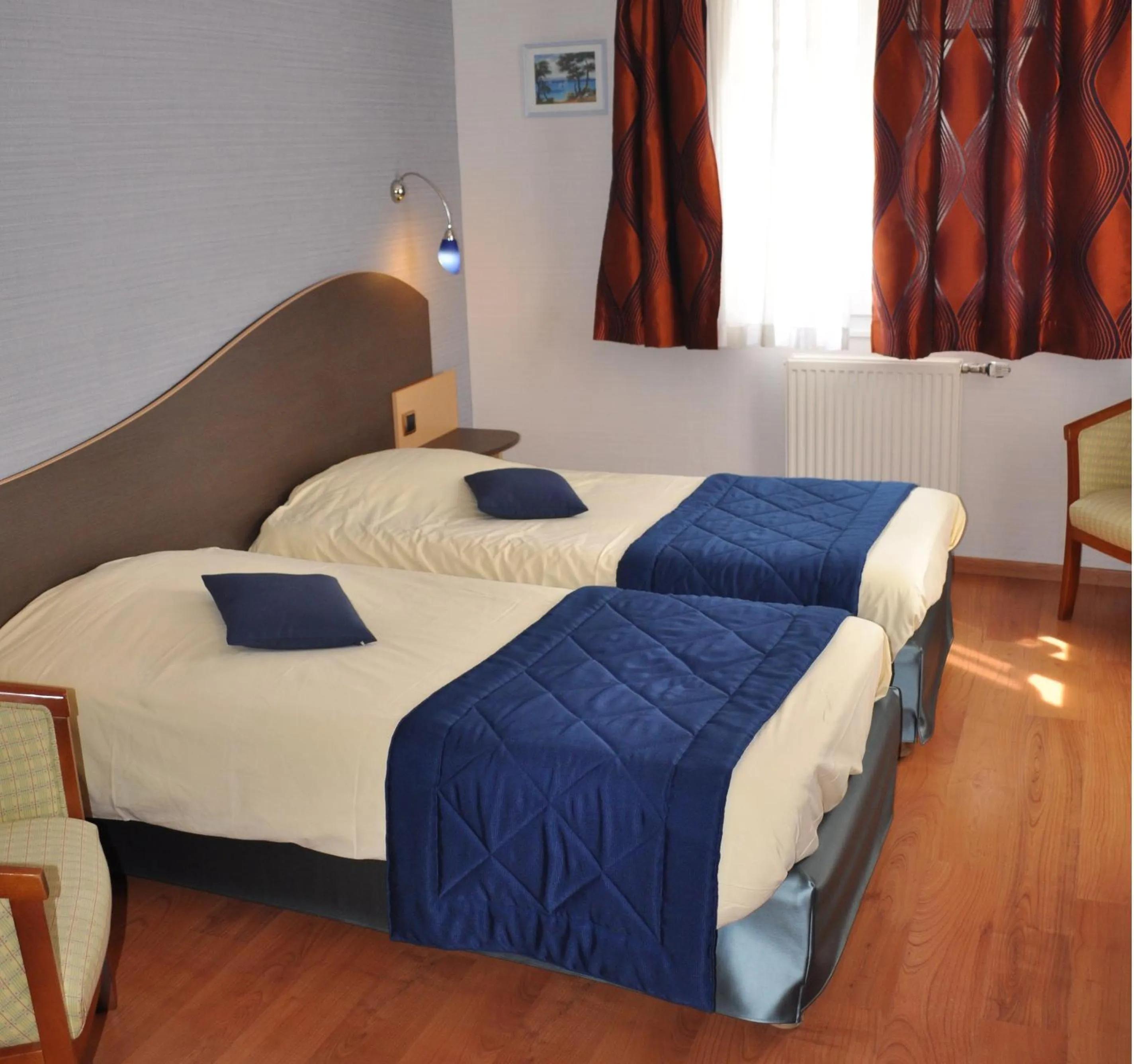 Bed in Logis Hotel au tambour