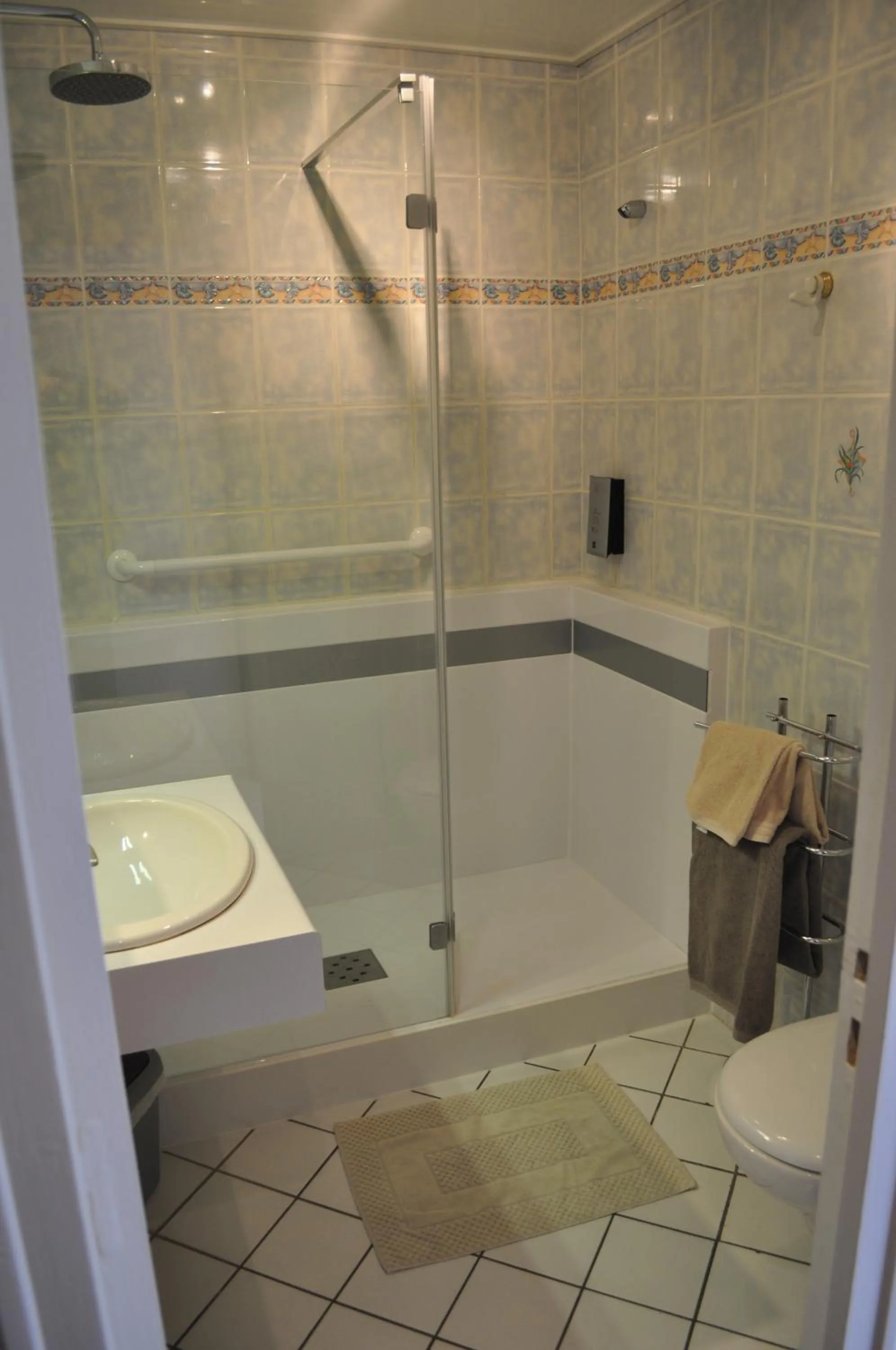 Toilet in Logis Hotel au tambour