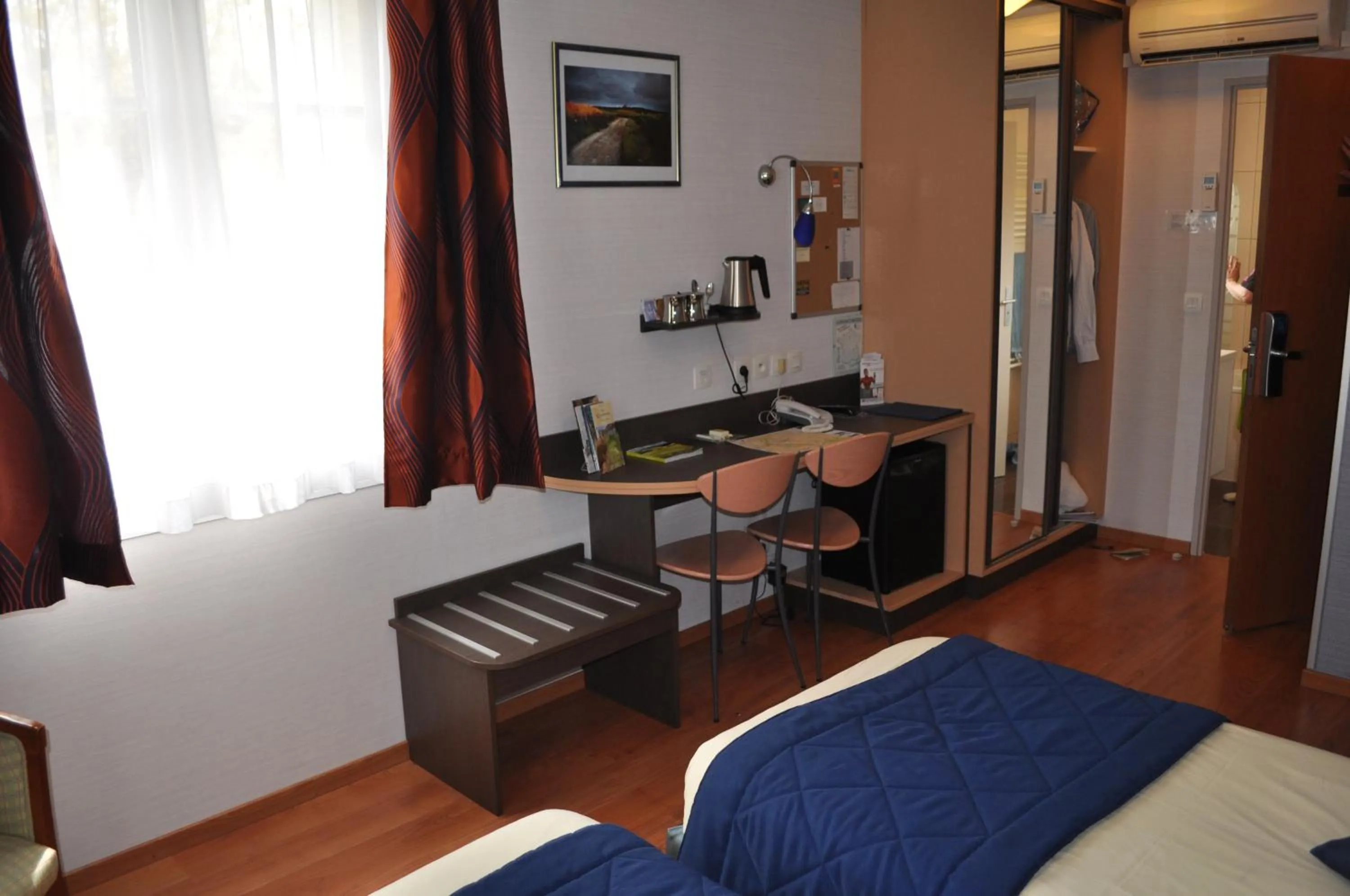 Bed in Logis Hotel au tambour