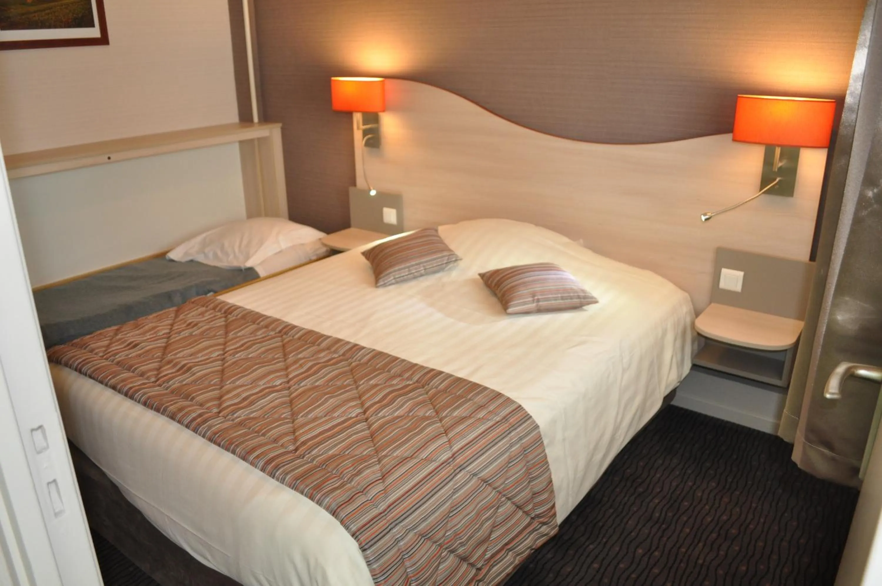 Bed in Logis Hotel au tambour