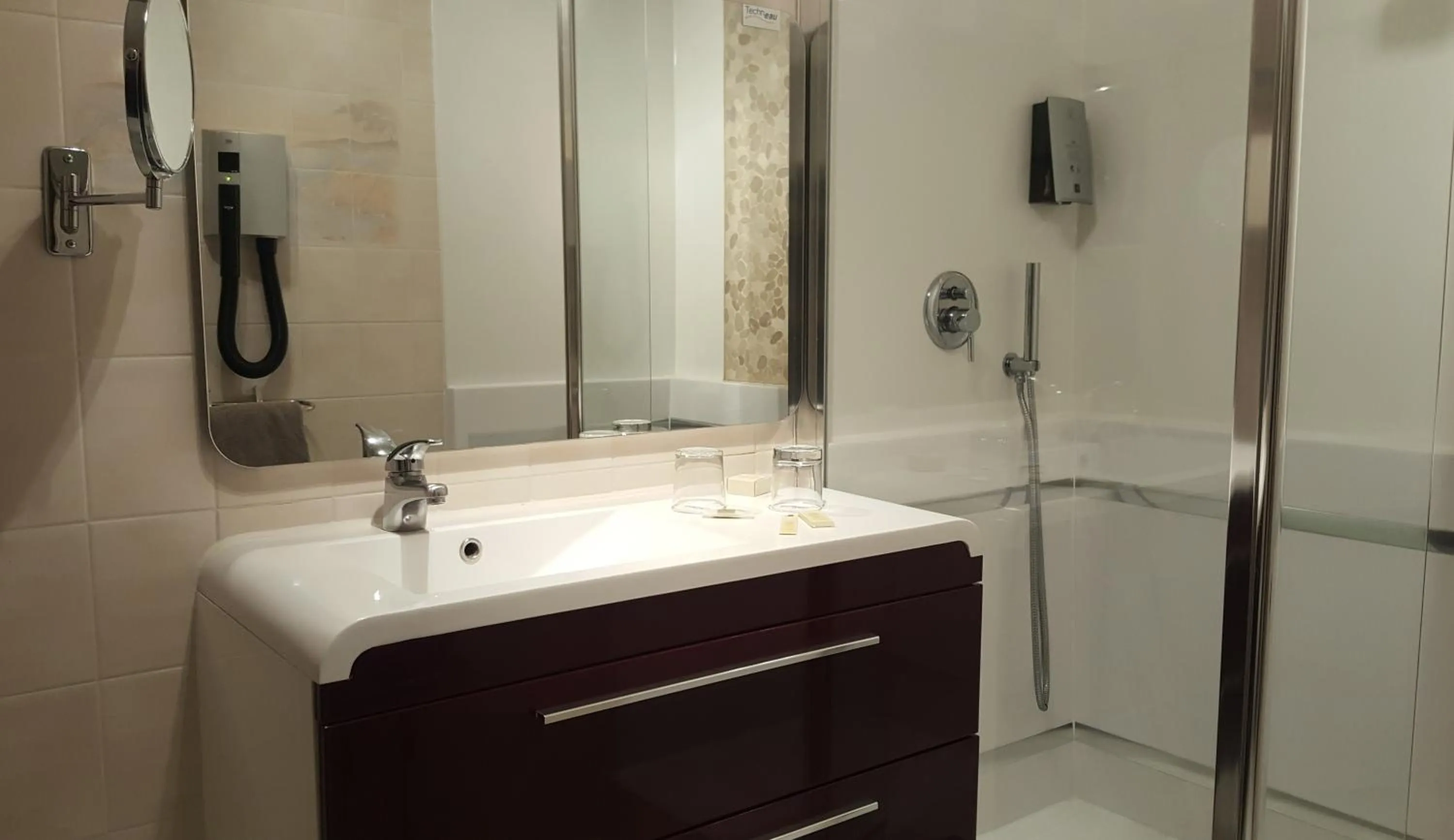 Shower in Logis Hotel au tambour