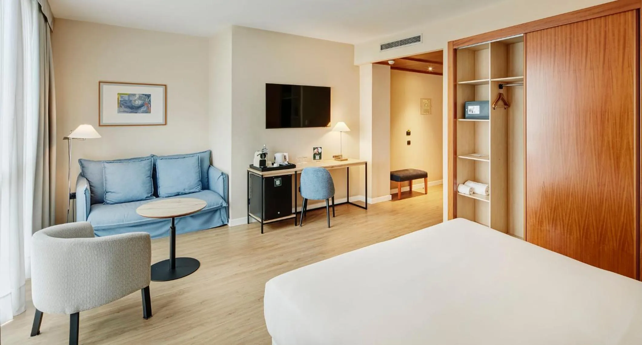 Photo of the whole room, Bed in Sercotel Cornellà Barcelona