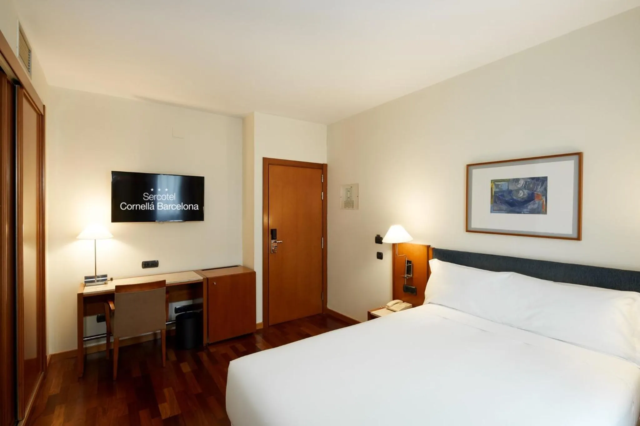 Photo of the whole room, Bed in Sercotel Cornellà Barcelona