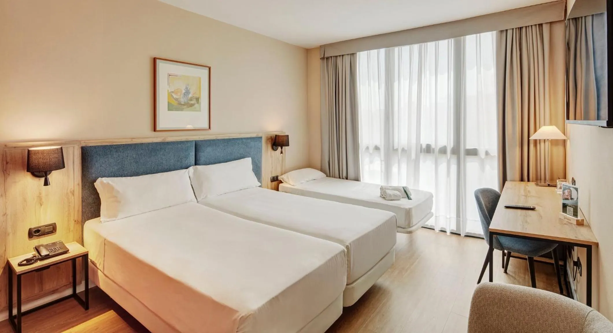 Photo of the whole room, Bed in Sercotel Cornellà Barcelona