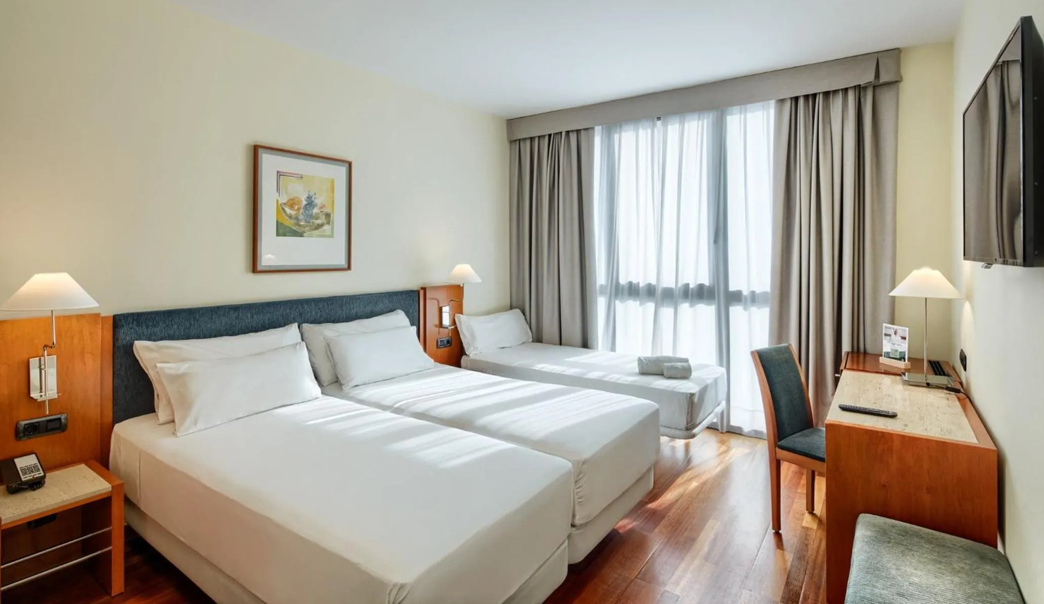 Photo of the whole room, Bed in Sercotel Cornellà Barcelona