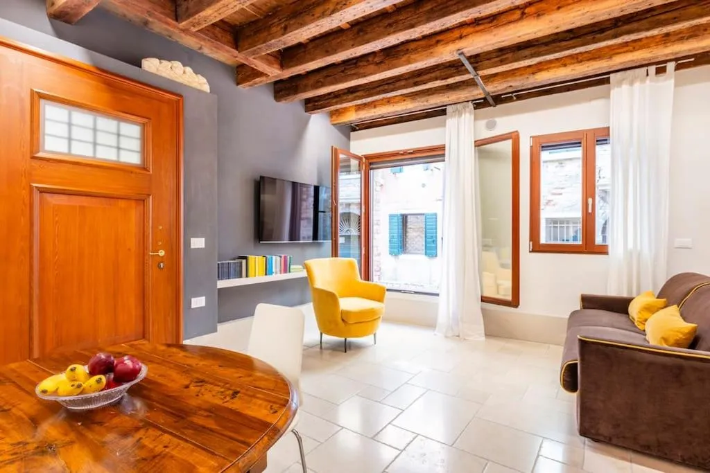 TV and multimedia in Dream's door with canal view in Venice