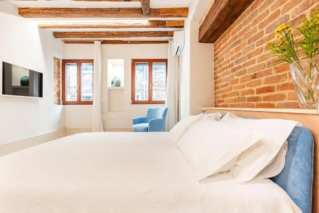 Bed in Dream's door with canal view in Venice