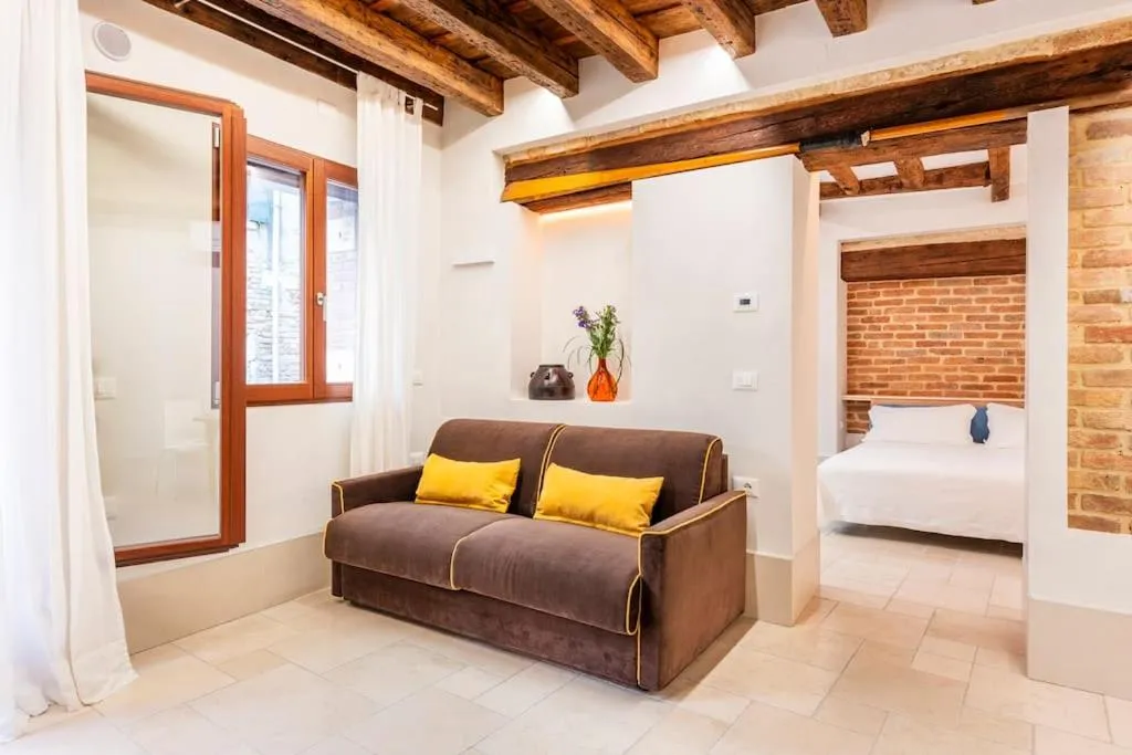 Seating area, Bed in Dream's door with canal view in Venice