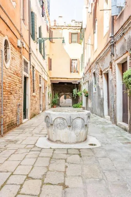 Property building in Dream's door with canal view in Venice
