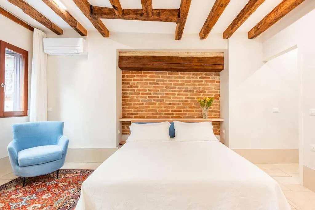Bedroom, Bed in Dream's door with canal view in Venice