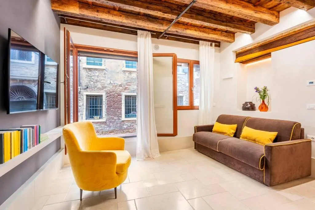 TV and multimedia in Dream's door with canal view in Venice
