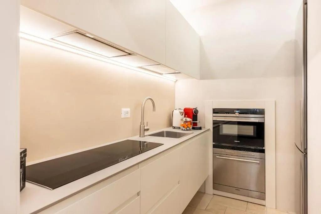 Kitchen or kitchenette in Dream's door with canal view in Venice