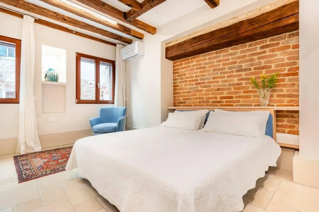 Photo of the whole room, Bed in Dream's door with canal view in Venice