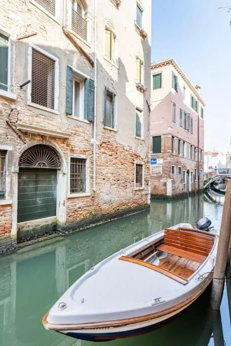 City view in Dream's door with canal view in Venice