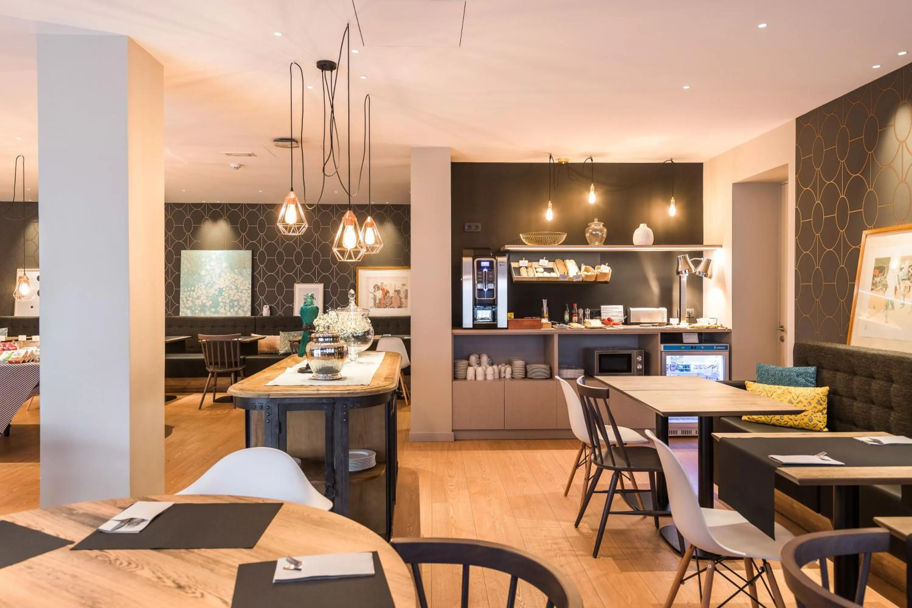 Lounge or bar in Up Rooms Vic Hotel