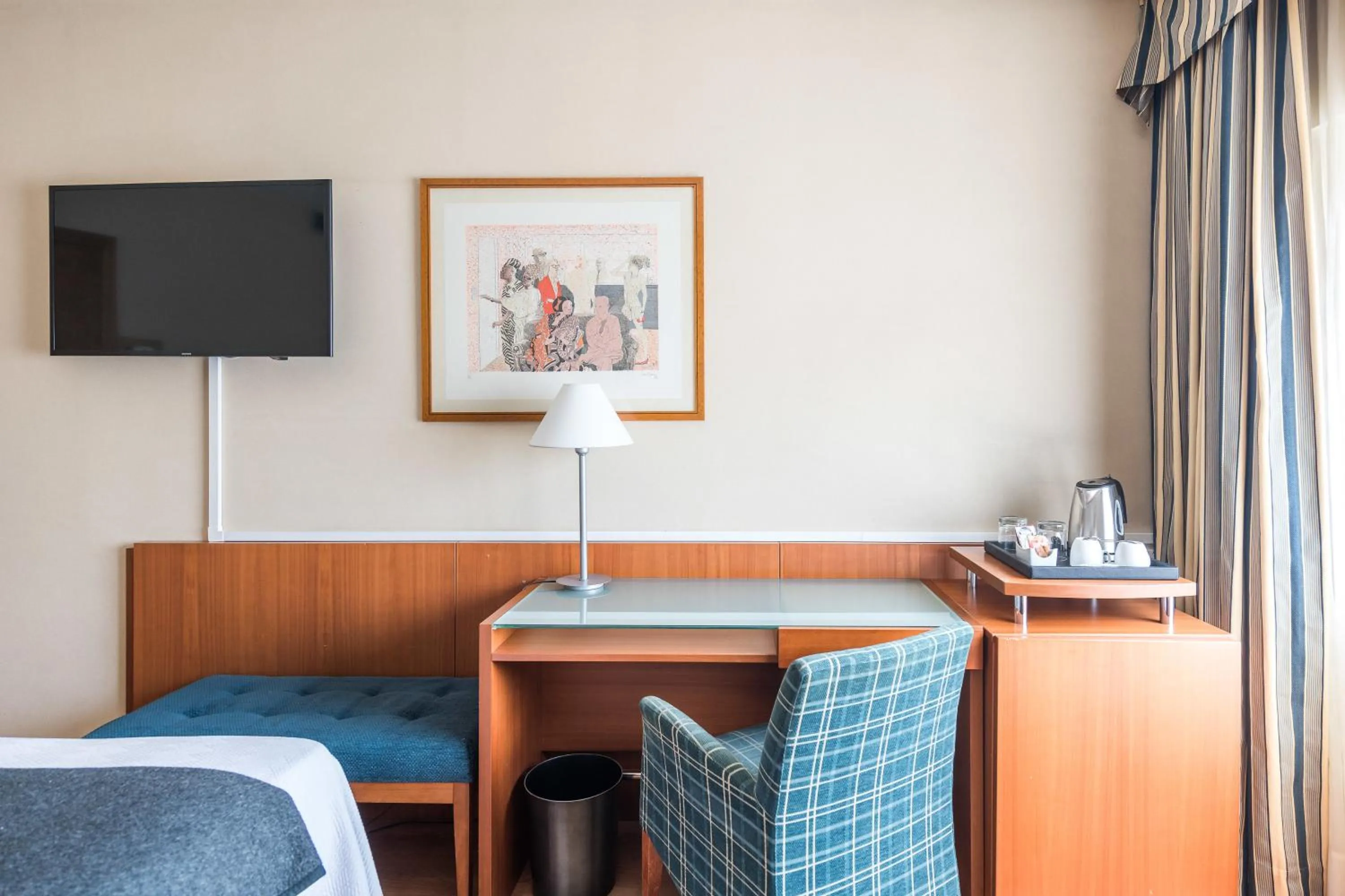 Coffee/tea facilities, Bed in Up Rooms Vic Hotel