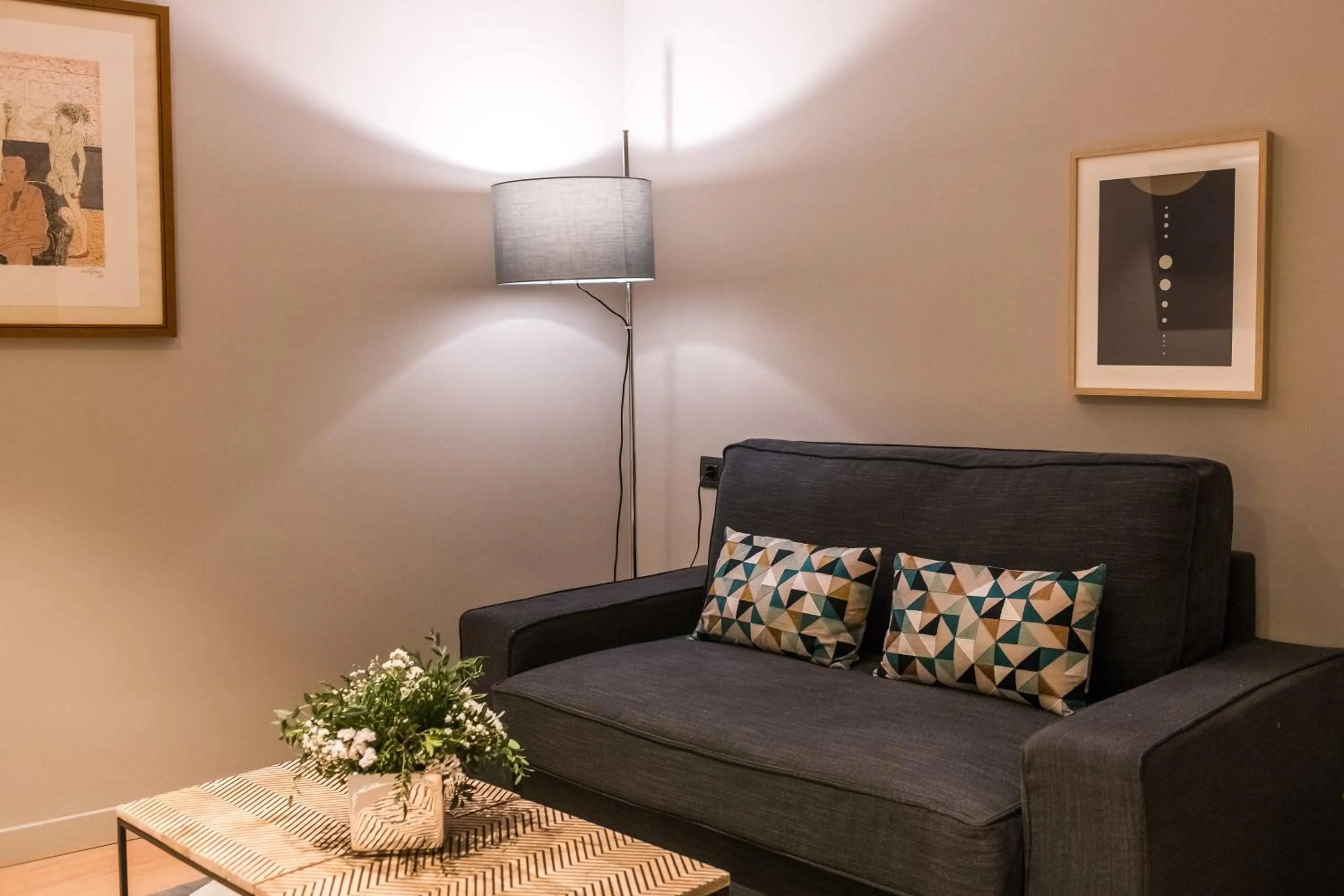 Seating area in Up Rooms Vic Hotel