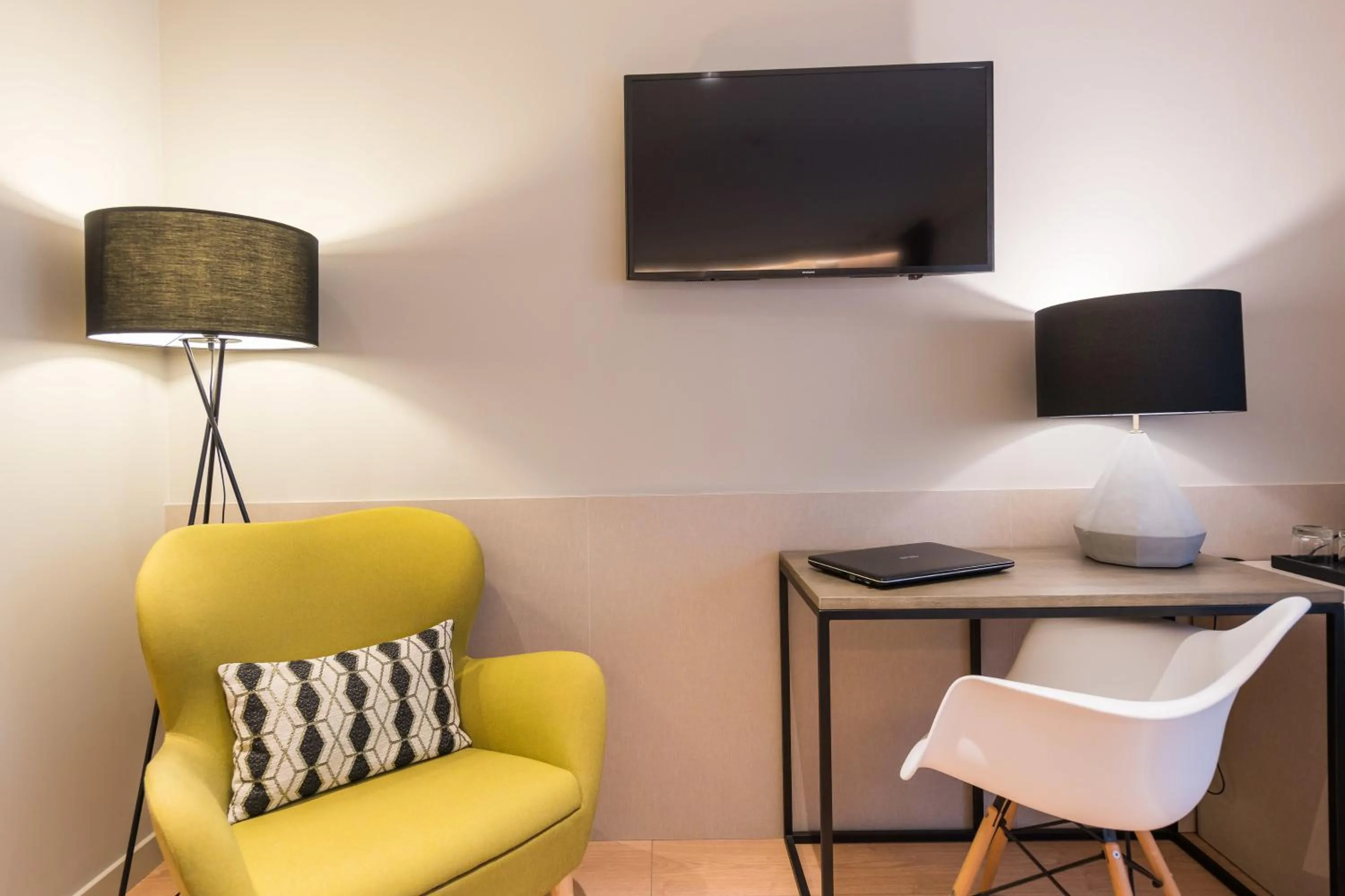 TV and multimedia in Up Rooms Vic Hotel