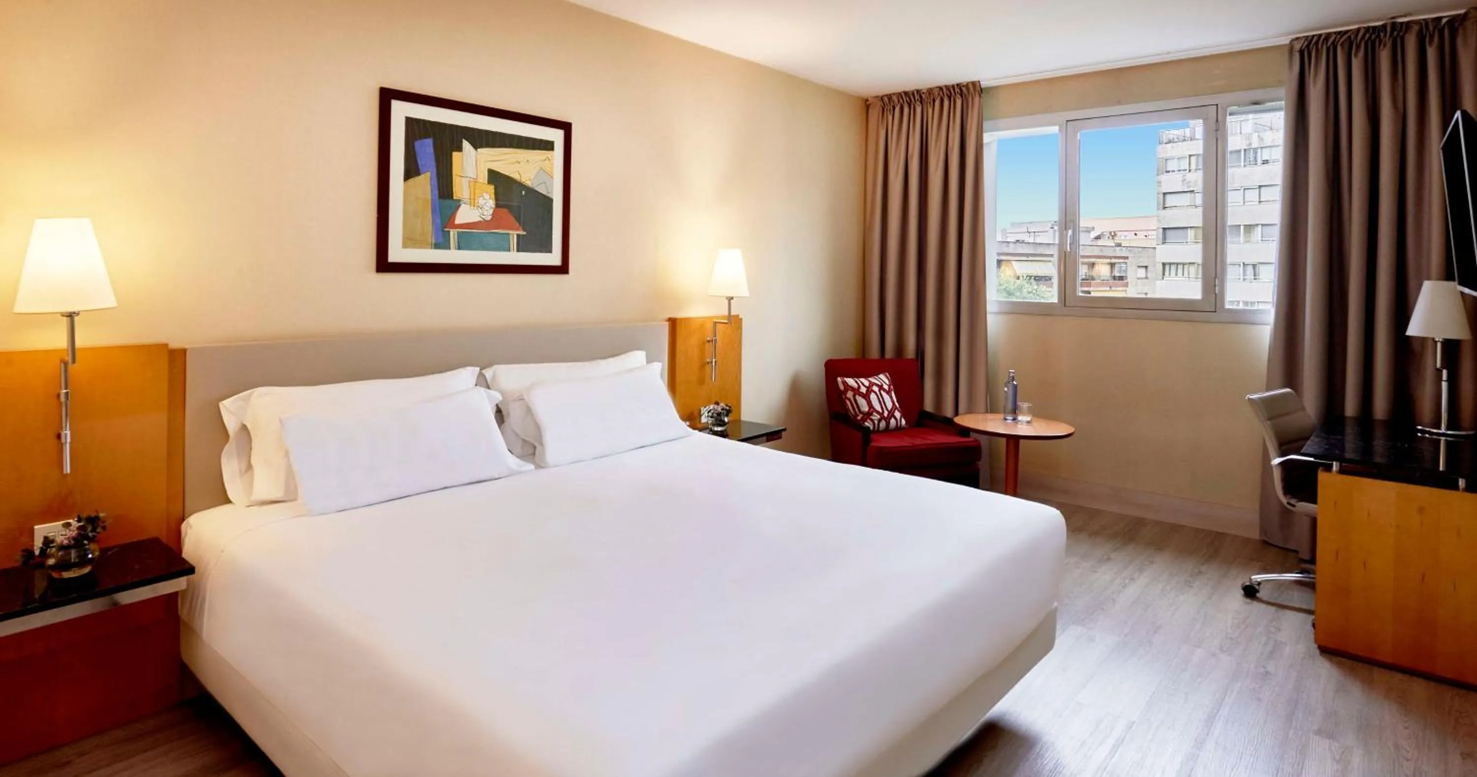 Photo of the whole room, Bed in NH Ciutat de Reus