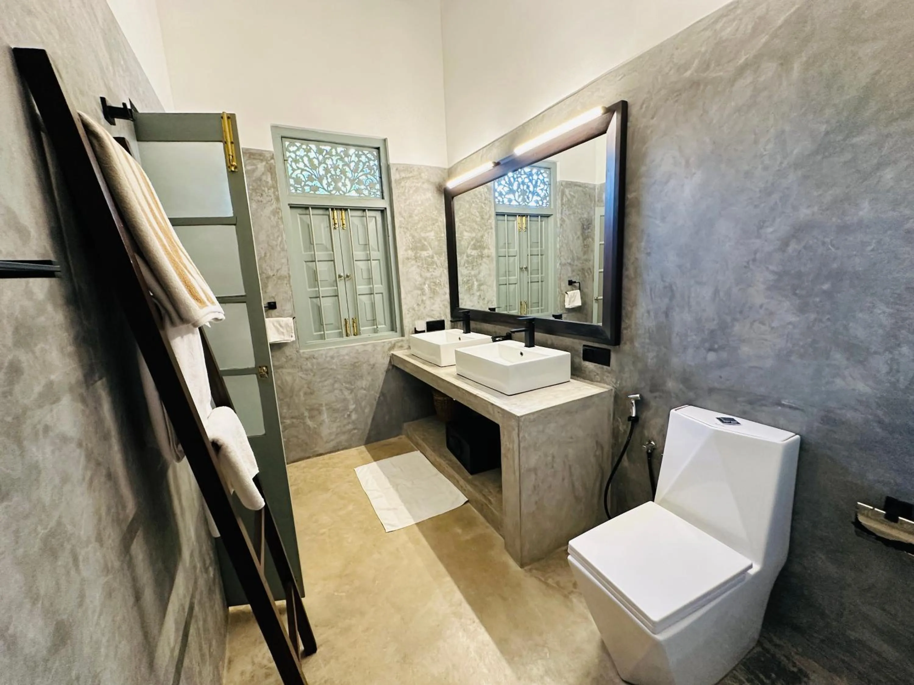 Shower in Moi Talpe by DBI