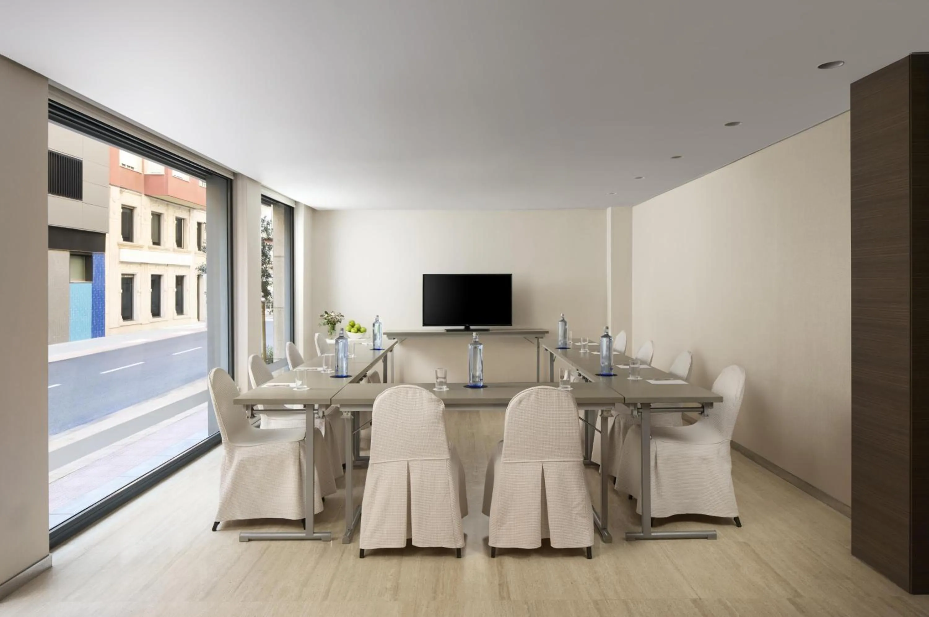 Business facilities in NH Castellón Mindoro