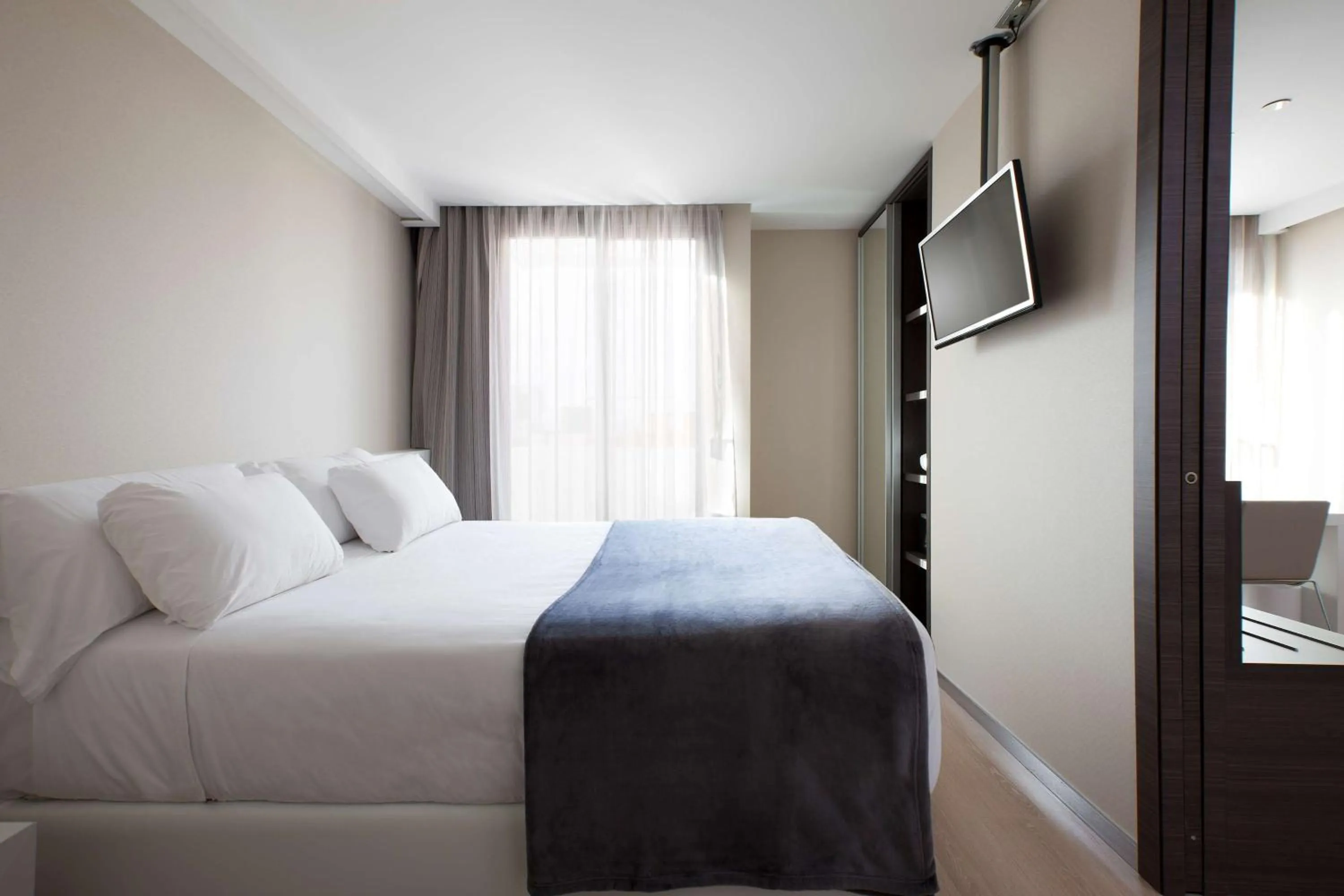 Photo of the whole room, Bed in NH Castellón Mindoro