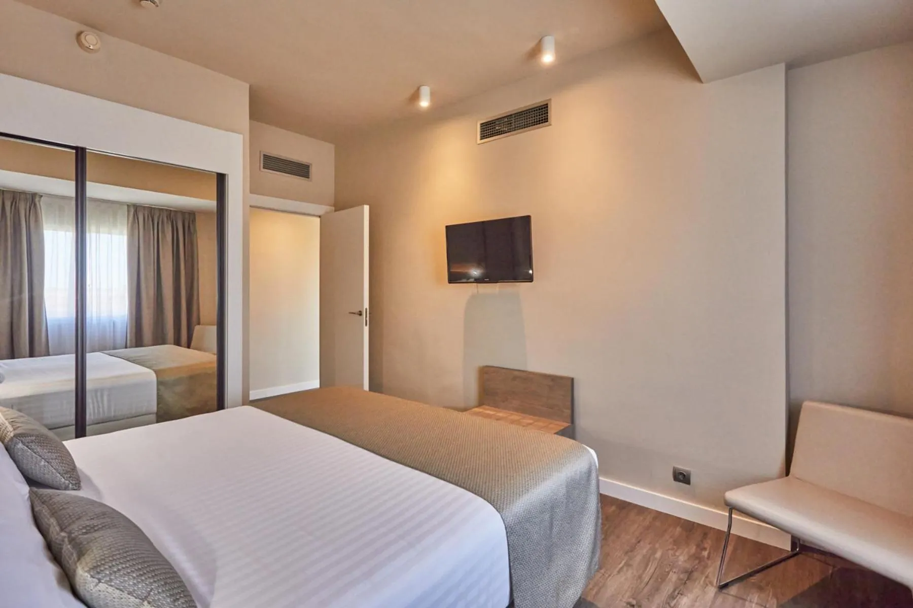 Guests, Bed in Silken Turcosa 3 Sup