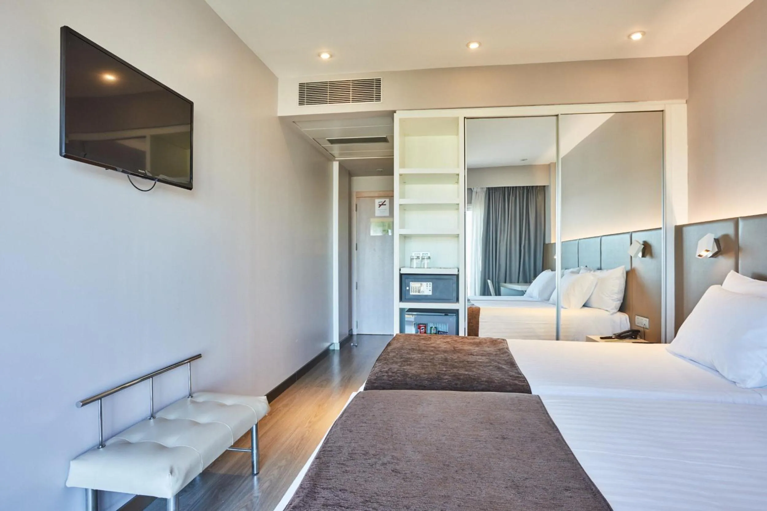 Photo of the whole room, Bed in Silken Turcosa 3 Sup