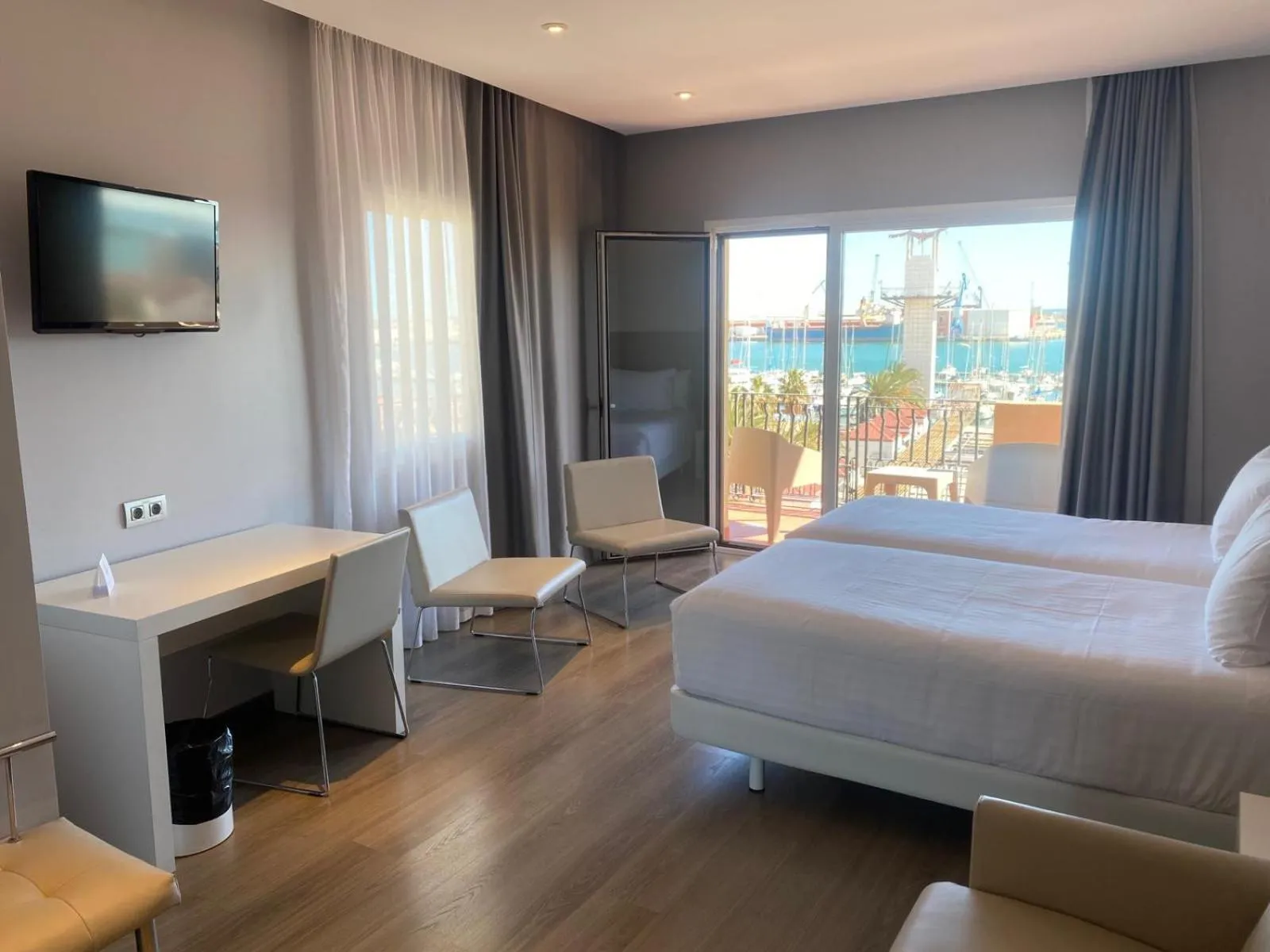 Sea view, Bed in Silken Turcosa 3 Sup