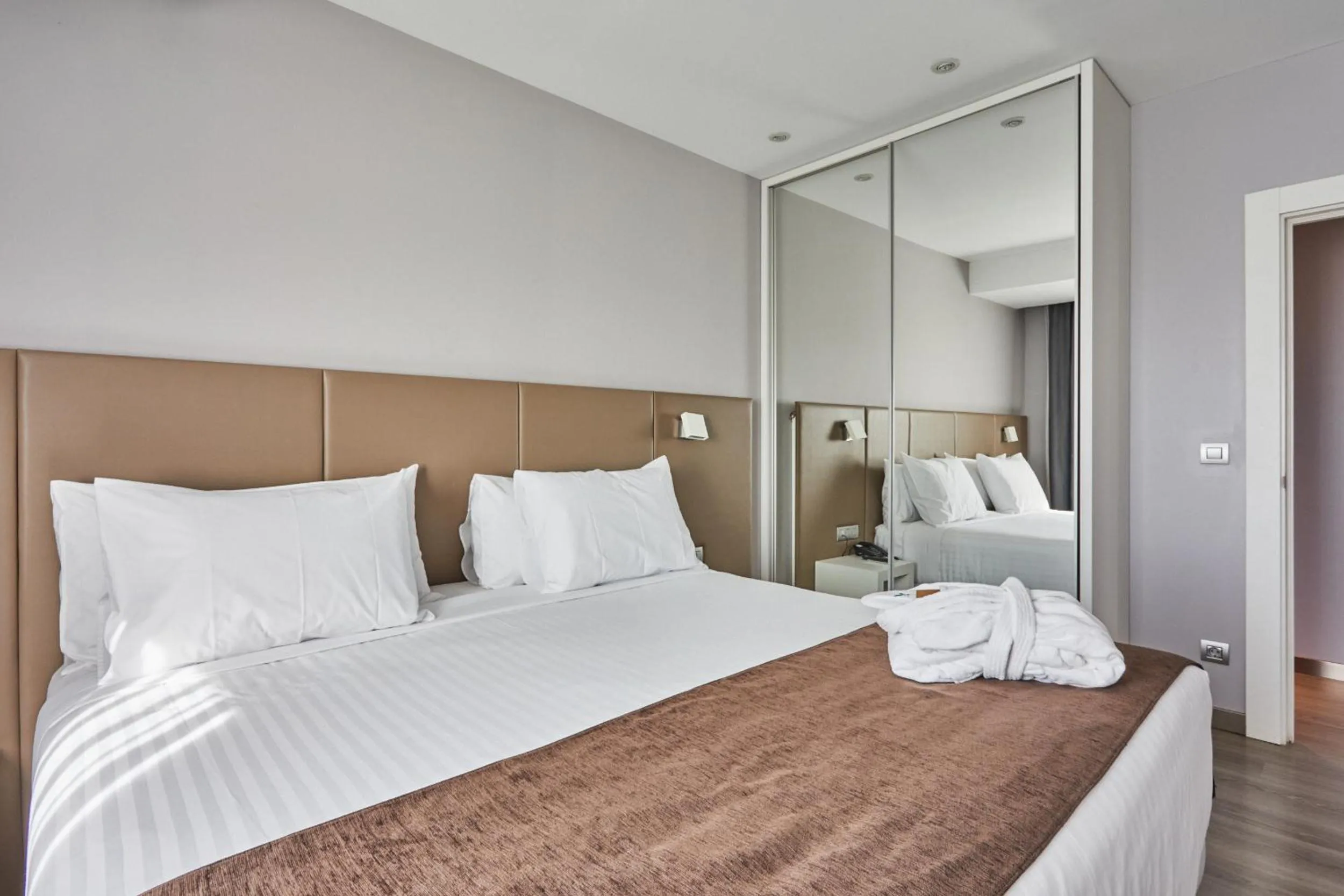 Photo of the whole room, Bed in Silken Turcosa 3 Sup