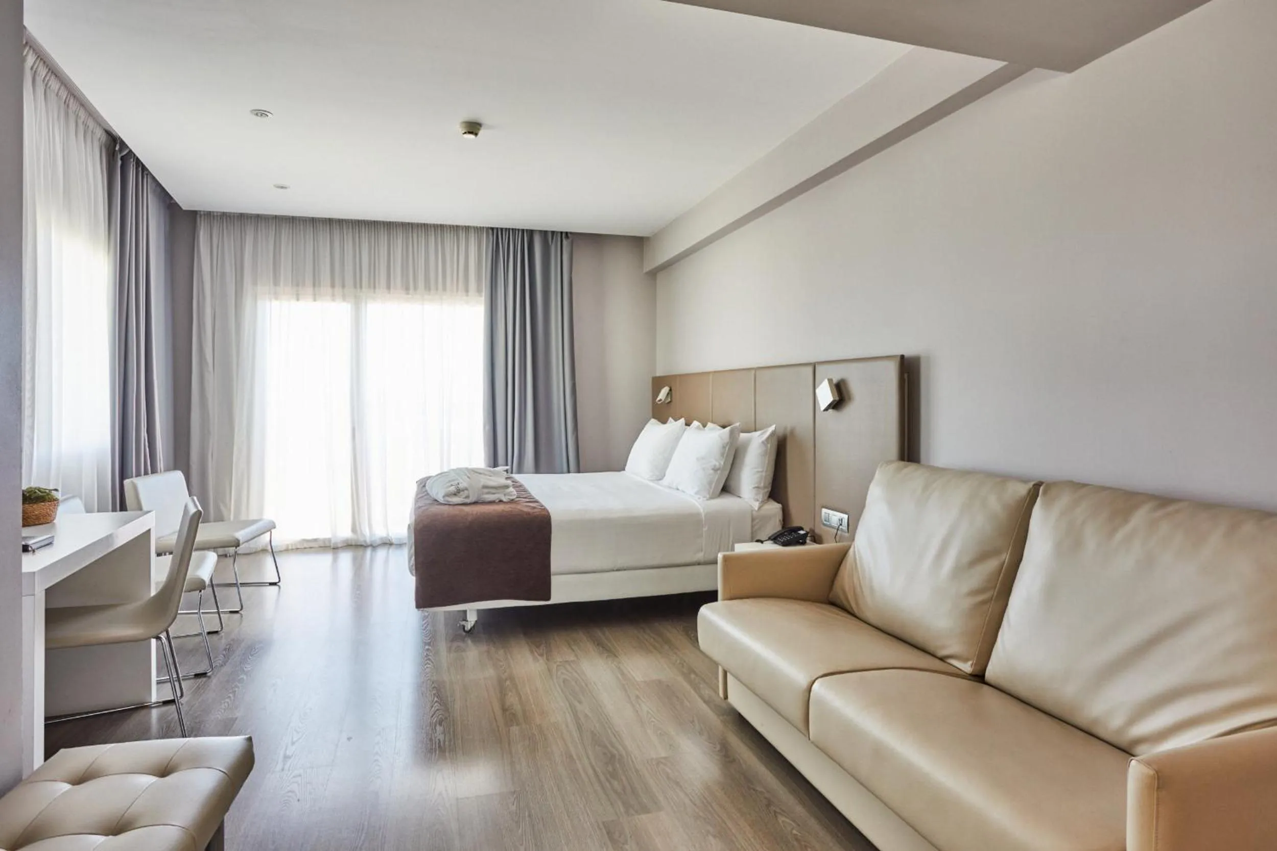 Photo of the whole room, Bed in Silken Turcosa 3 Sup