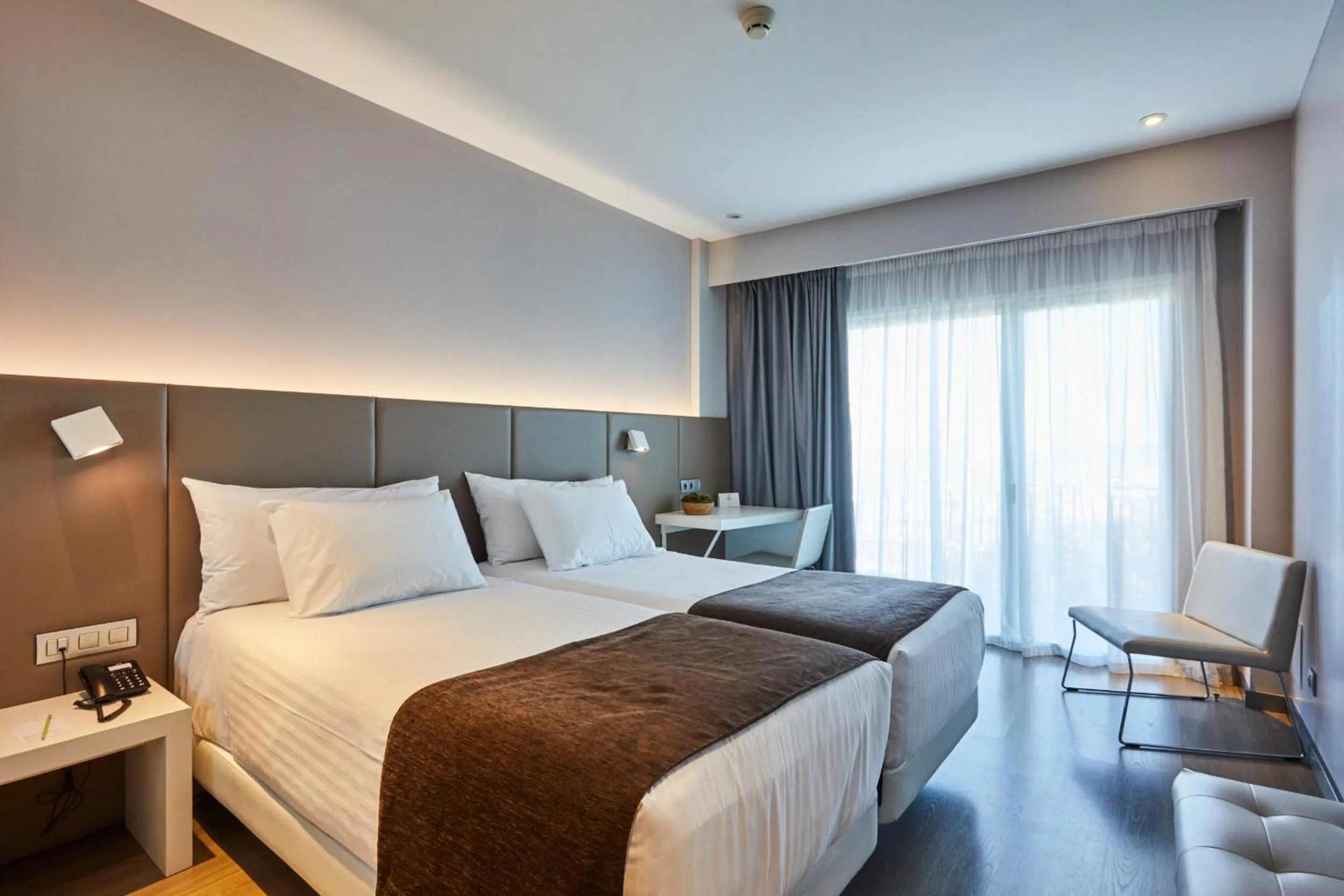 Photo of the whole room, Bed in Silken Turcosa 3 Sup