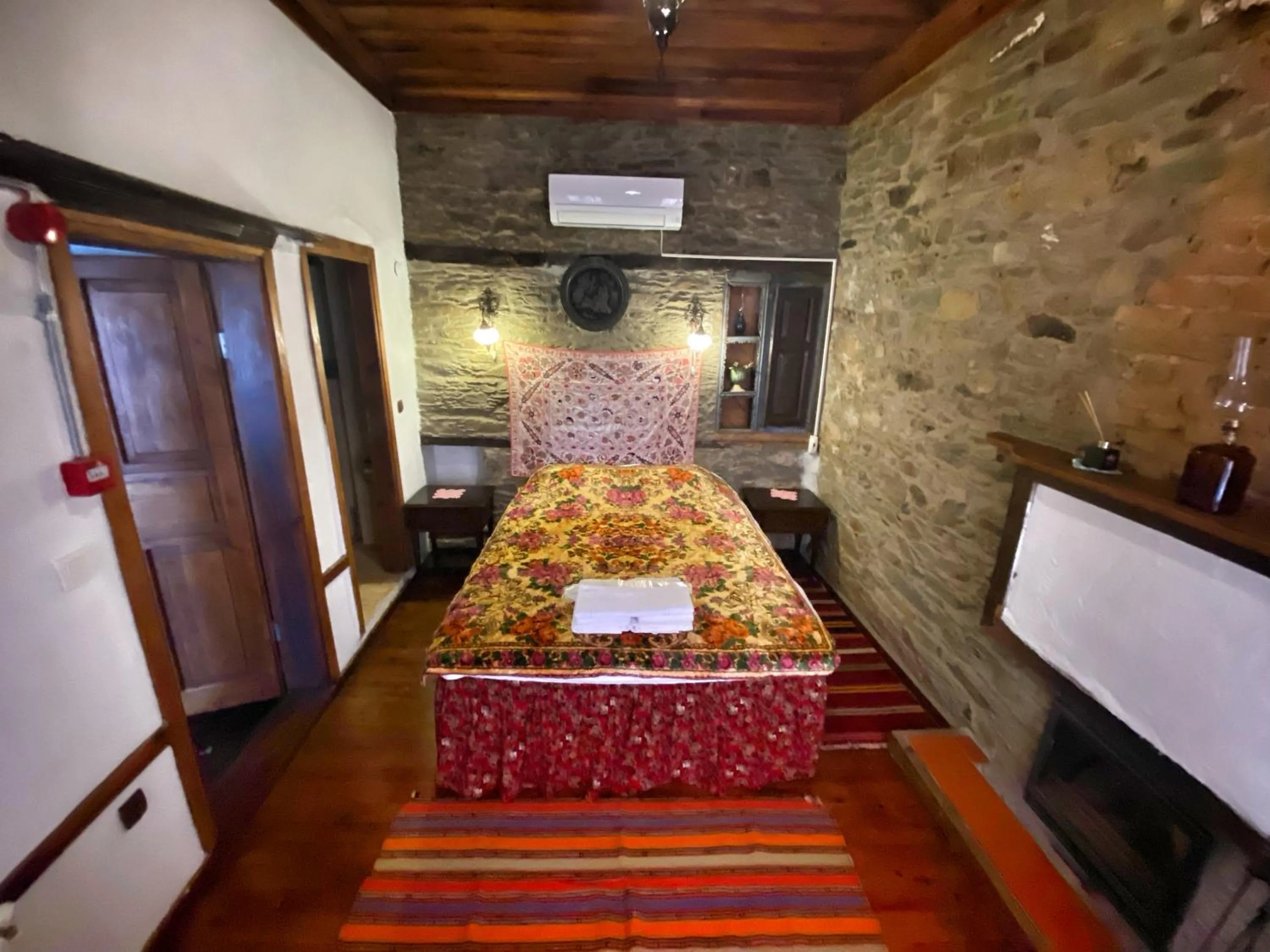 Bed in Şirince Lotus Konakları