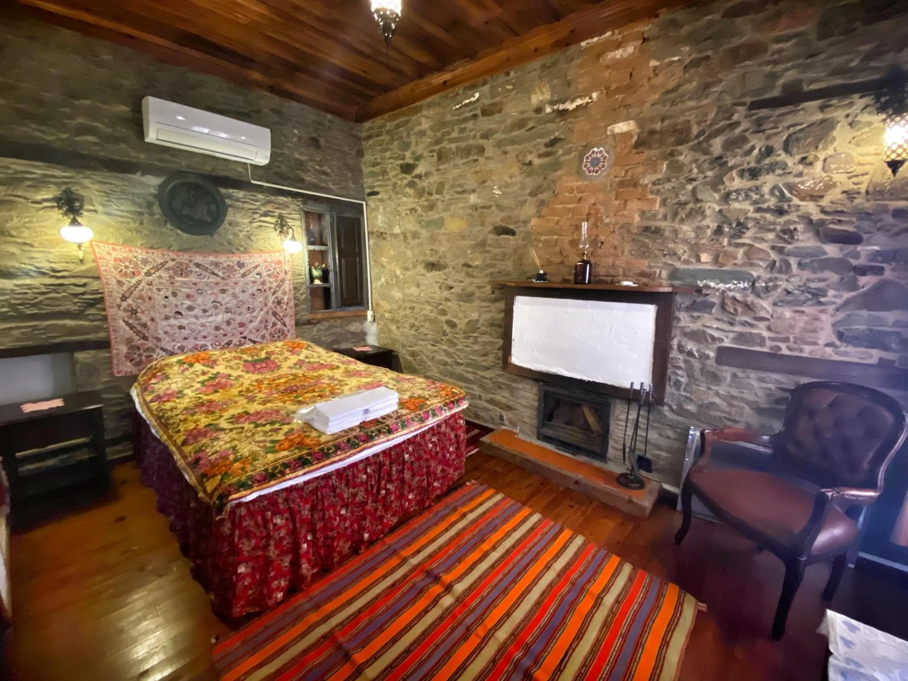 Bed in Şirince Lotus Konakları