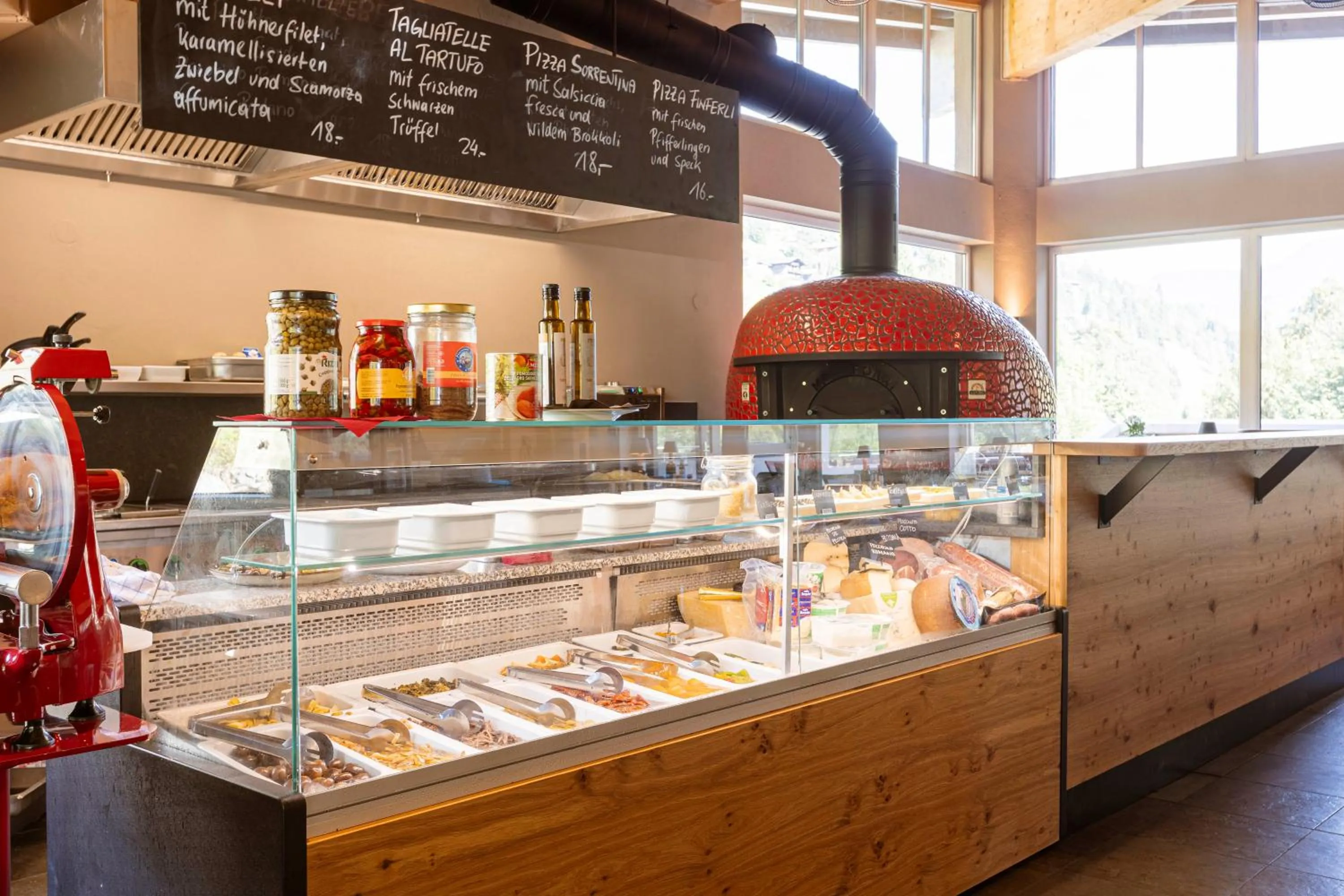 Restaurant/places to eat in Saalbach Suites by ALPS RESORTS