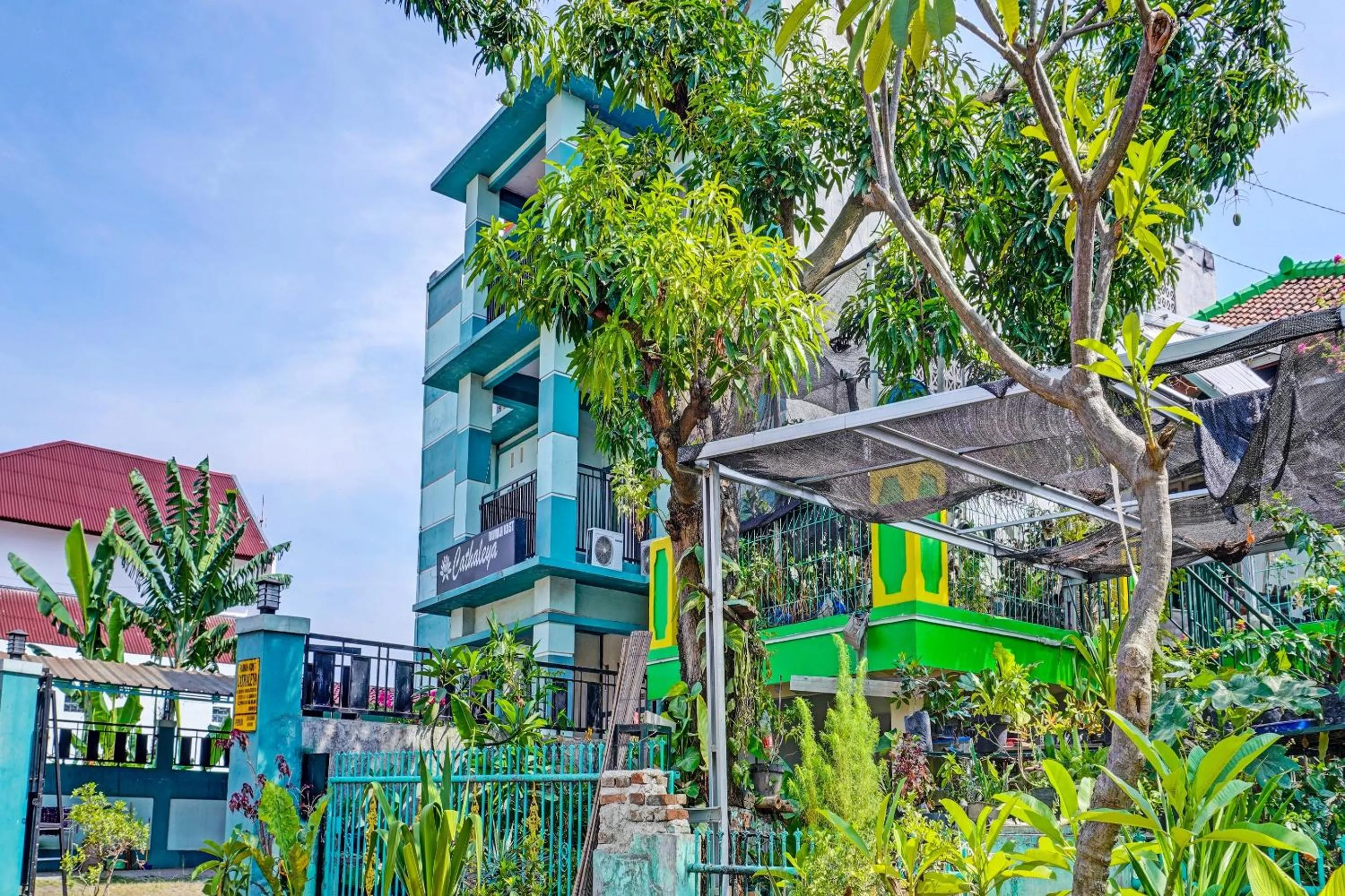 Facade/entrance in Hotel O Home Stay Elis Cateliya Syariah