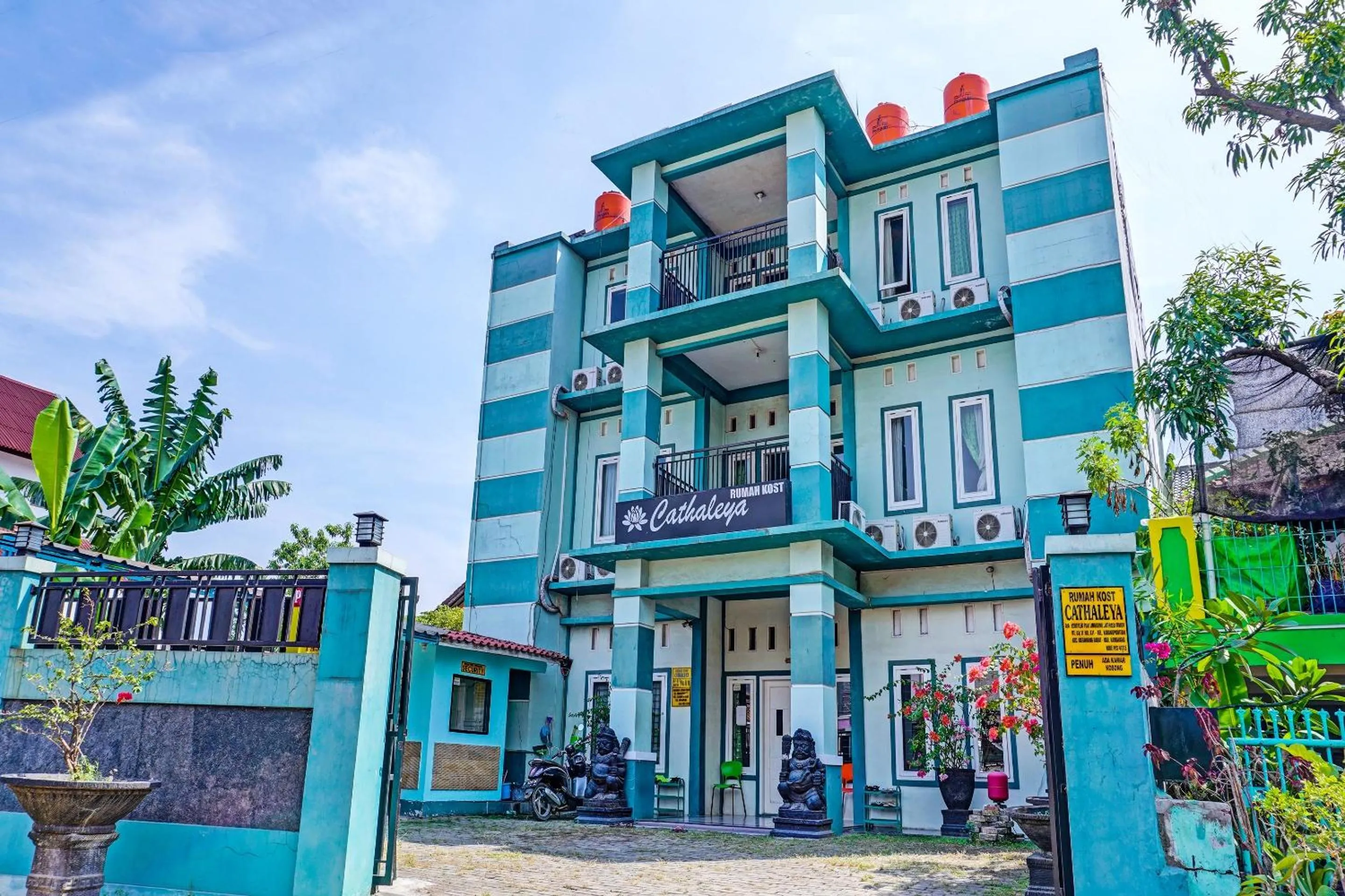 Facade/entrance in Hotel O Home Stay Elis Cateliya Syariah