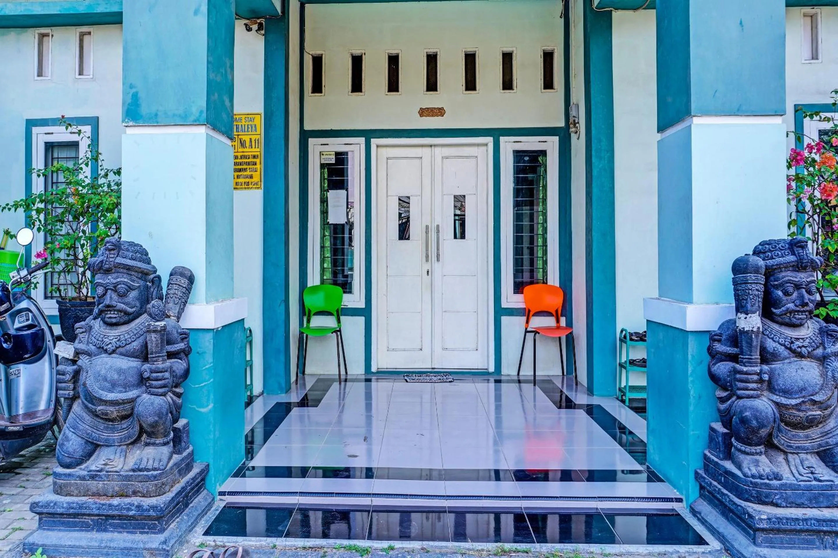 Facade/entrance in Hotel O Home Stay Elis Cateliya Syariah