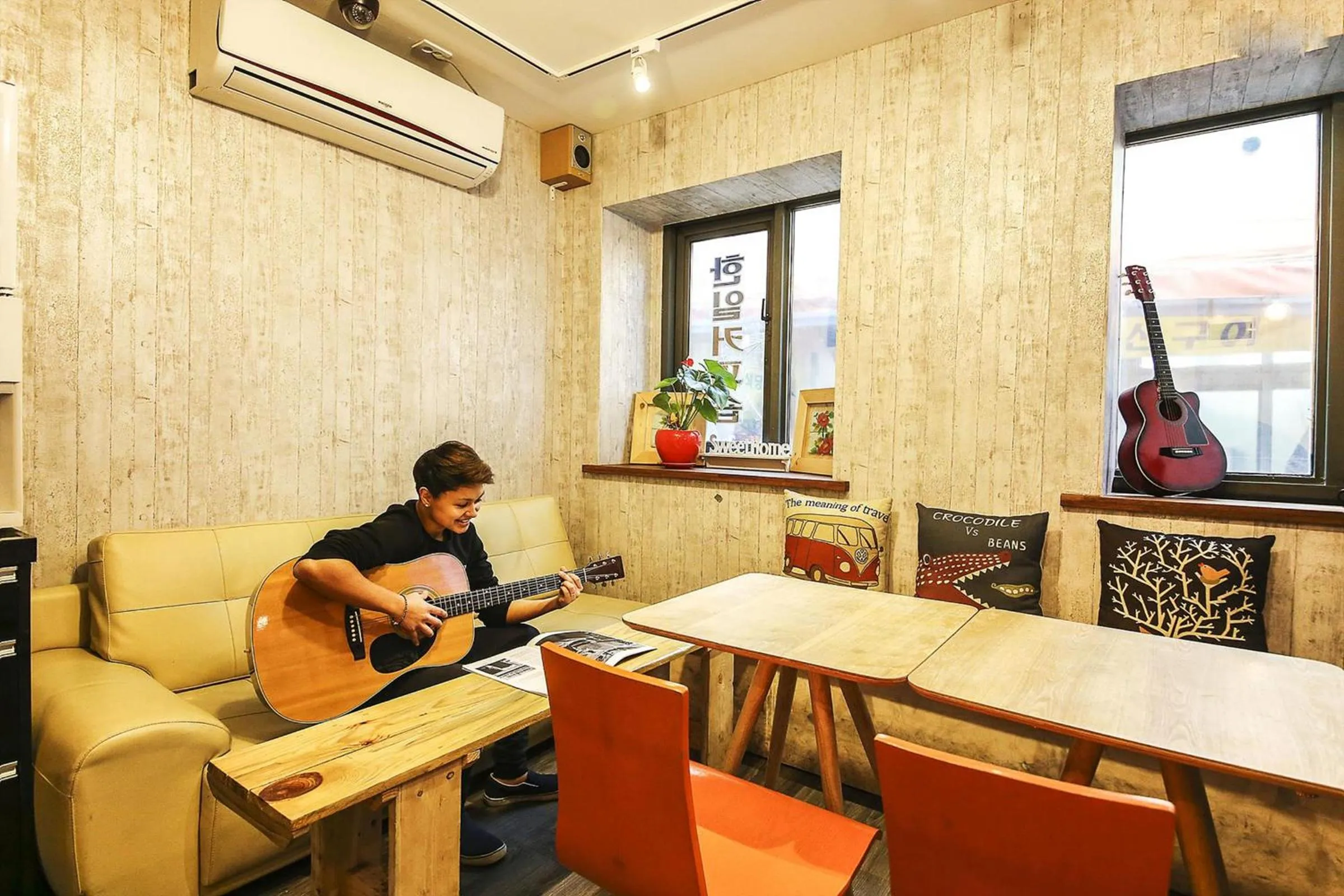 Communal lounge/ TV room in Fully Mini Hotel