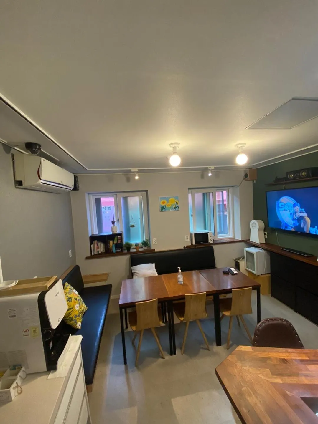 Communal lounge/ TV room in Fully Mini Hotel